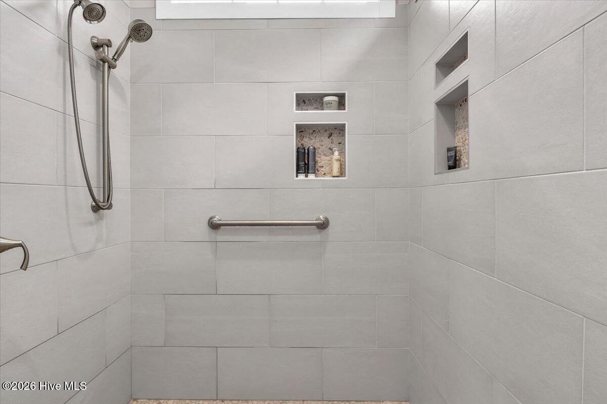 100558709 | Photo 50