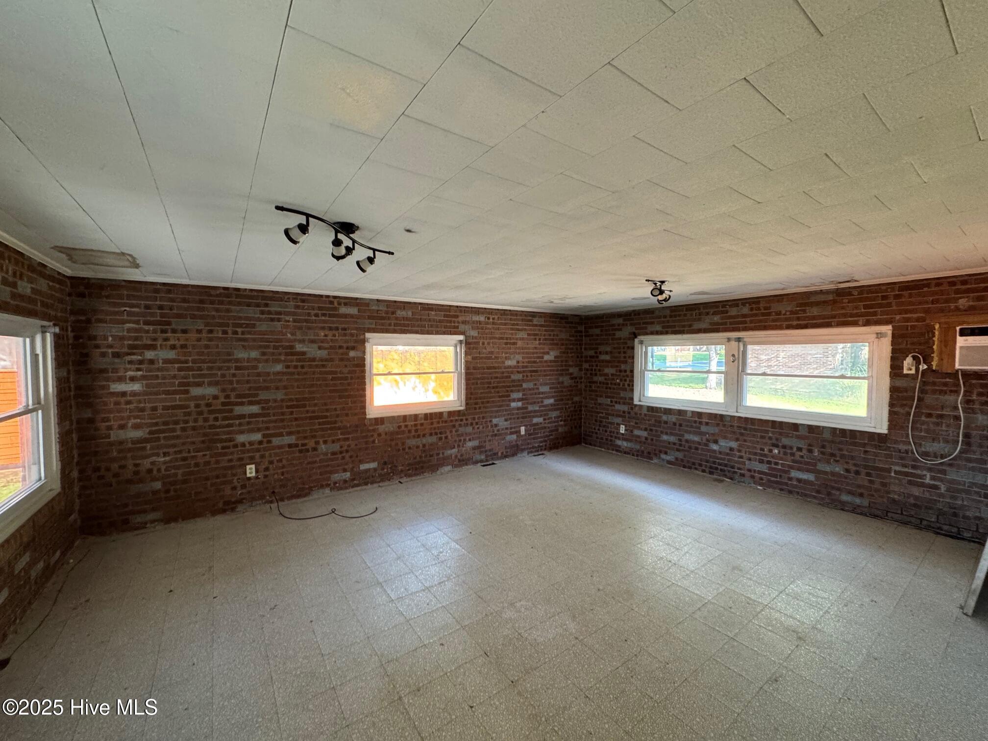 100527099 | Photo 28