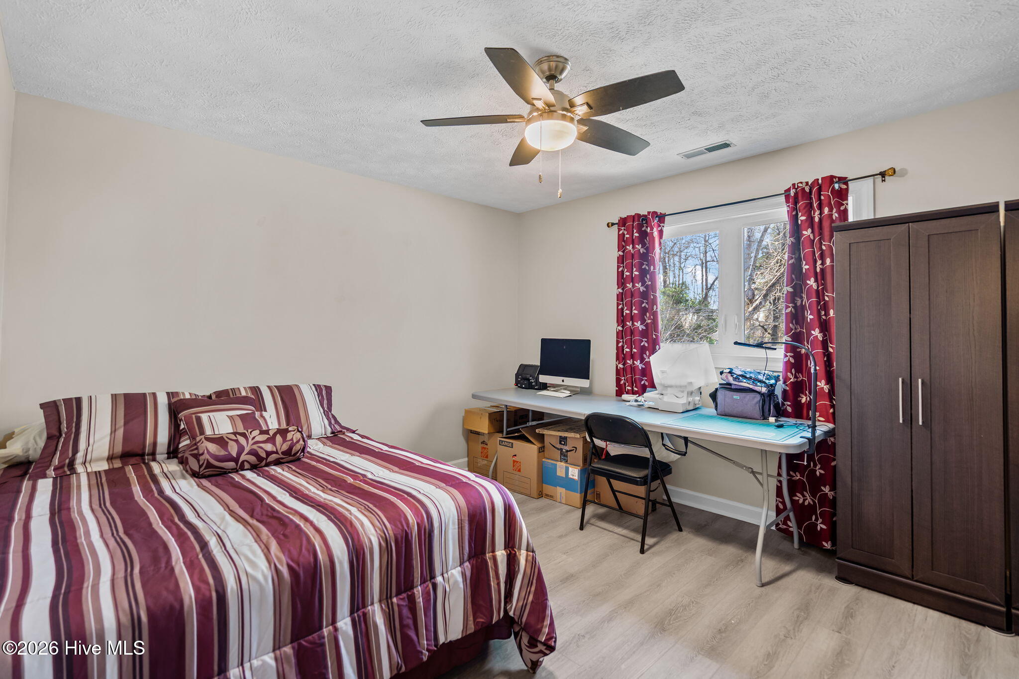 100557388 | Photo 25