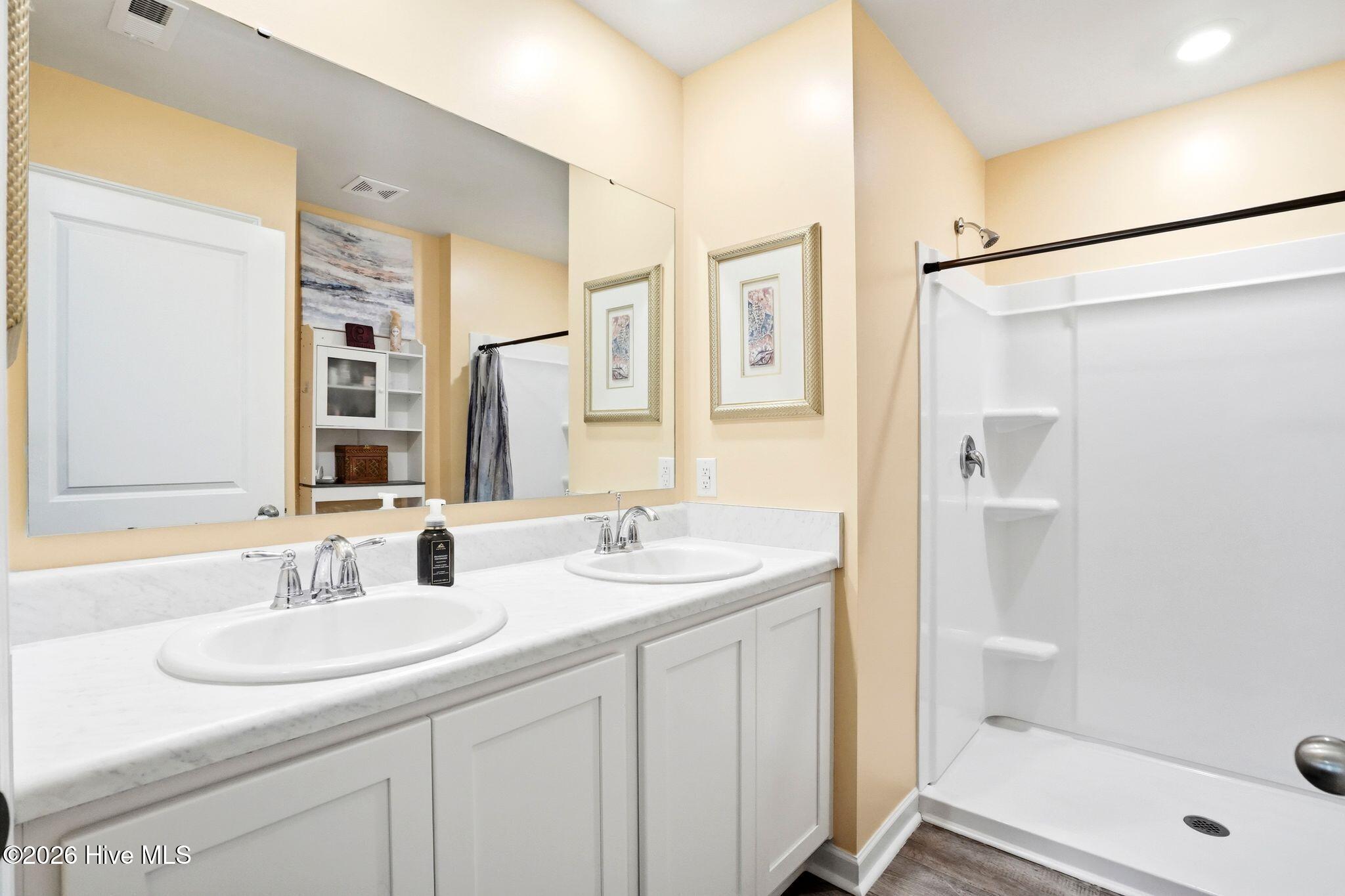 100565300 | Photo 27