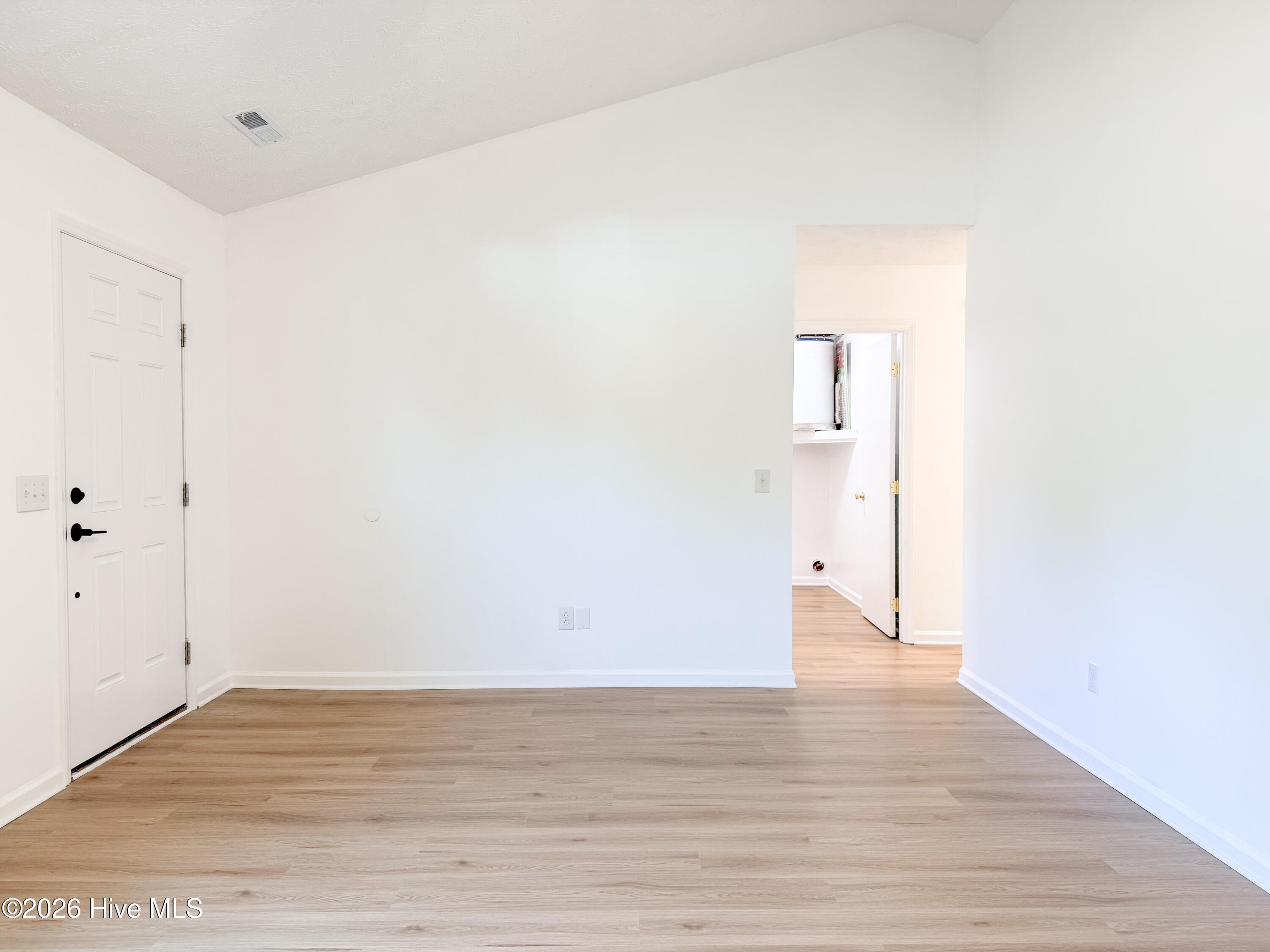 100568255 | Photo 15