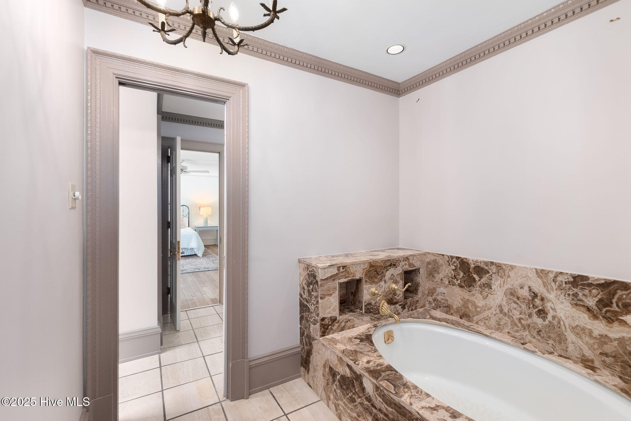 100528330 | Photo 42