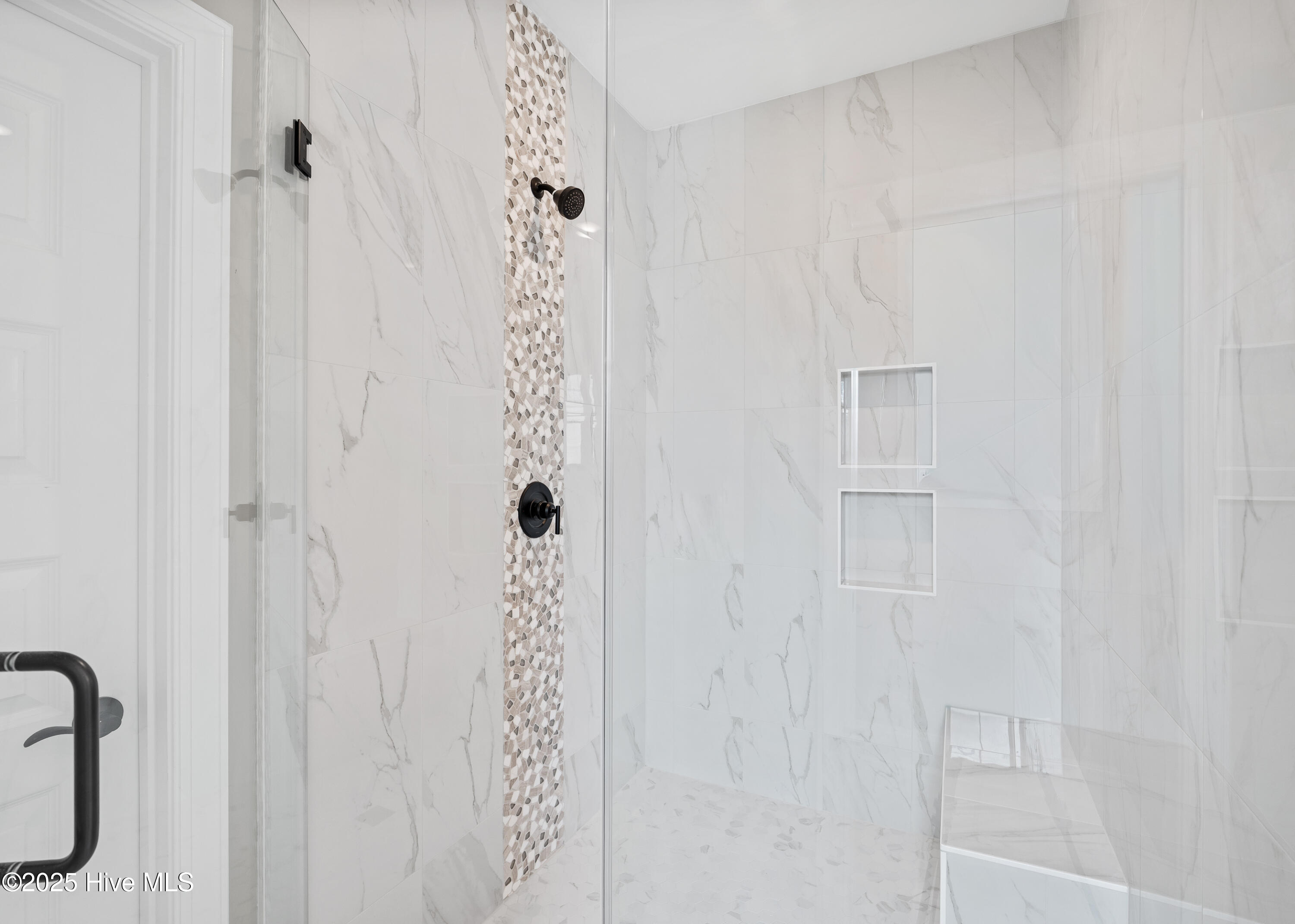 100537185 | Photo 22