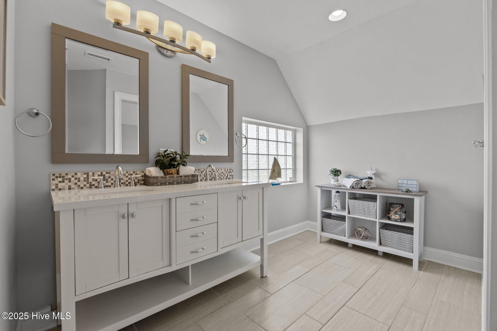 100506414 | Photo 38