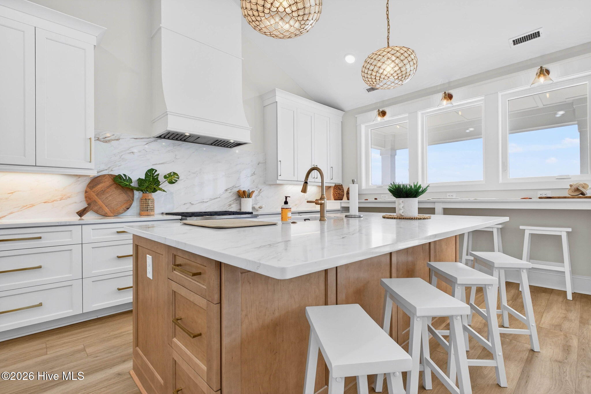 100570262 | Photo 23