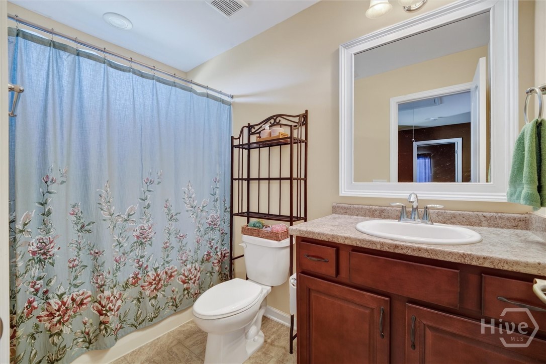 Guest full bathroom