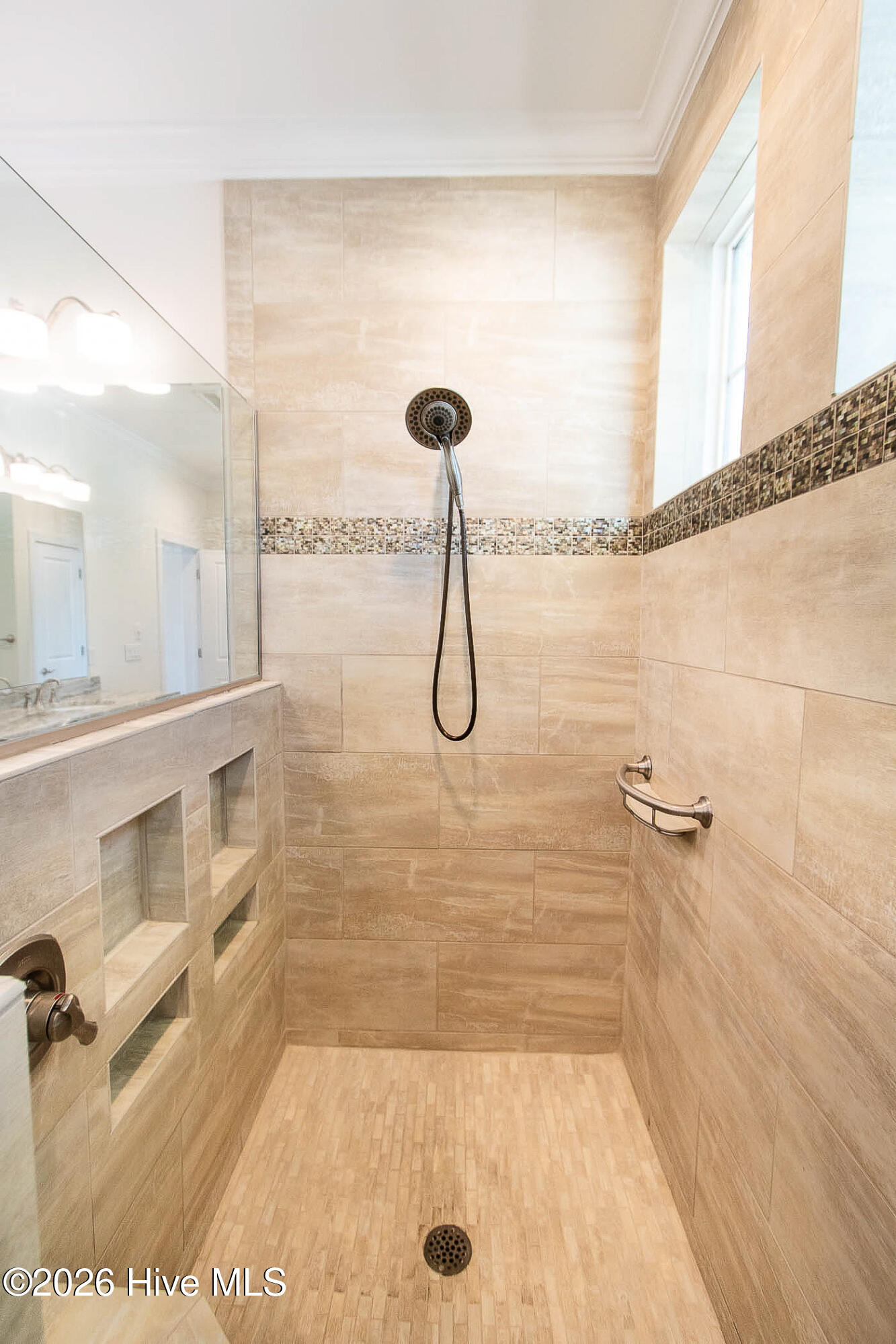 100568588 | Photo 48