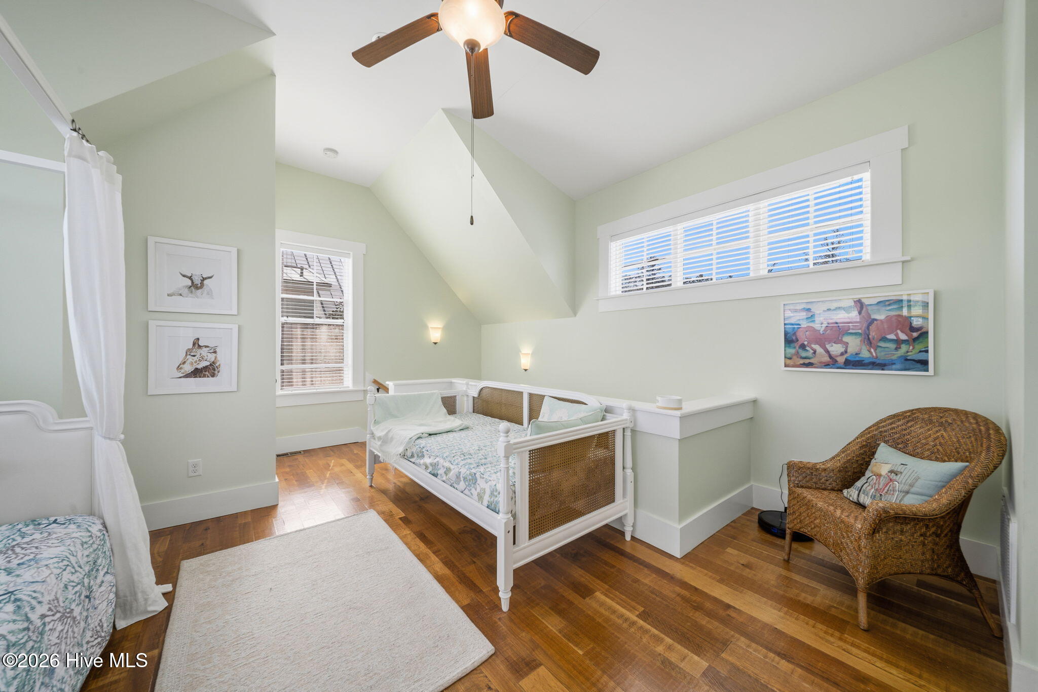 100568047 | Photo 31