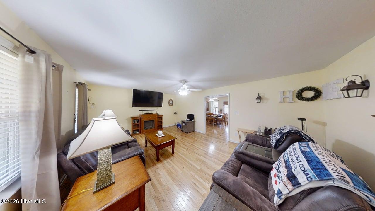 100570322 | Photo 28