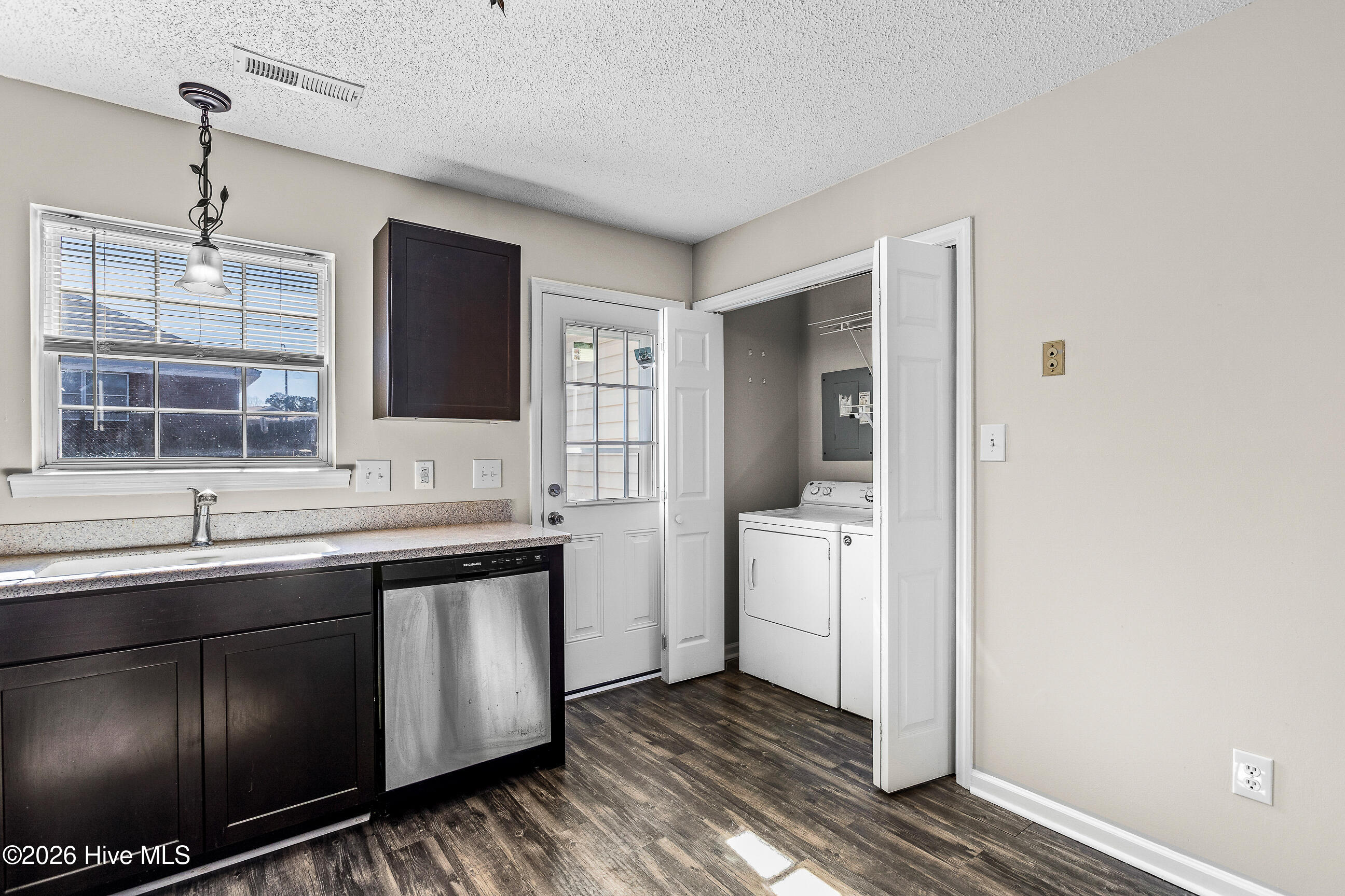 100551907 | Photo 11