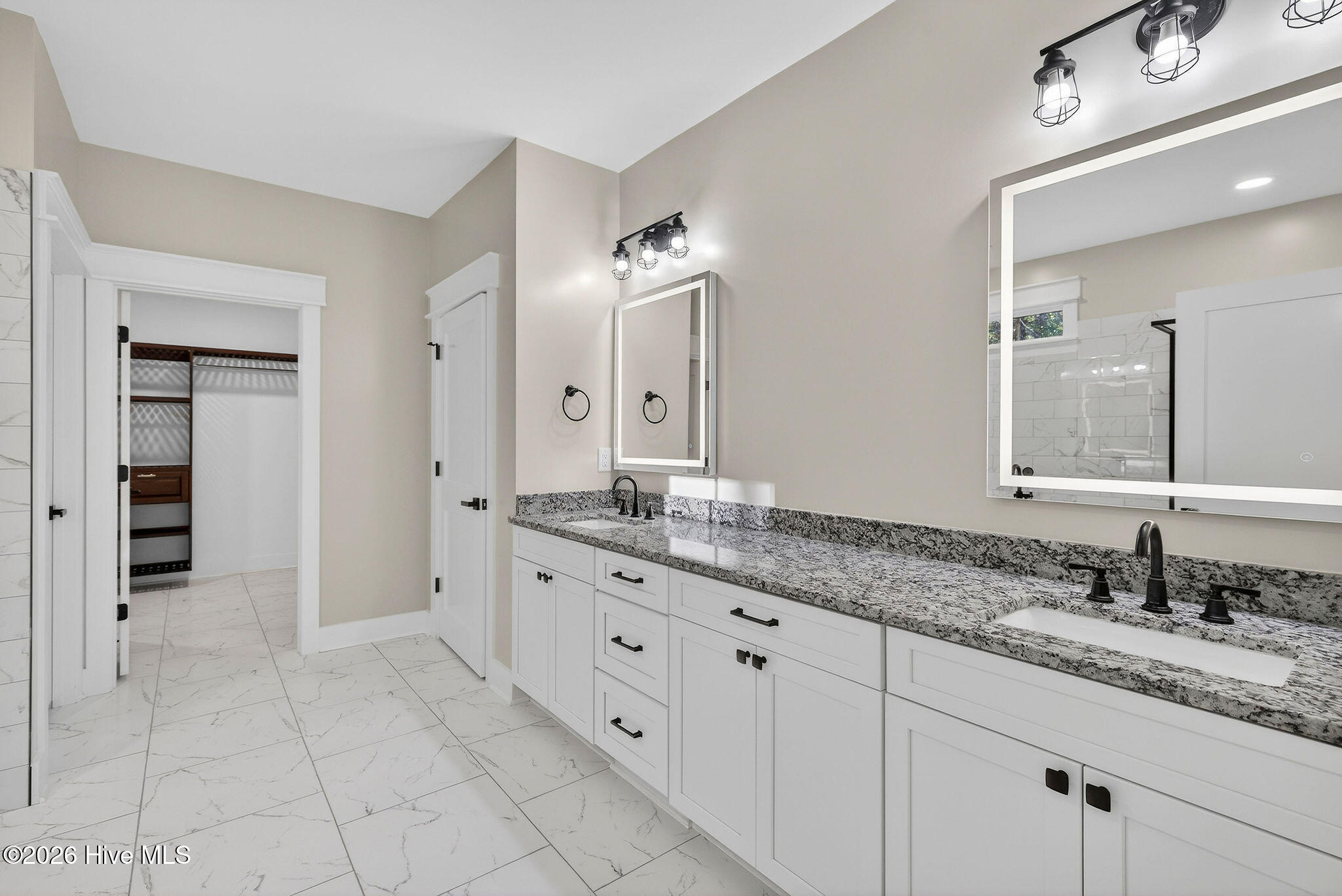 100548792 | Photo 51