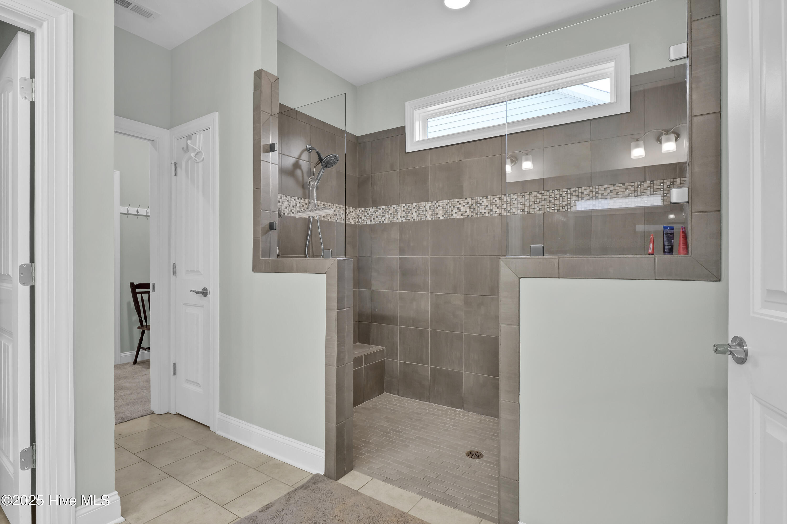 100534693 | Photo 15