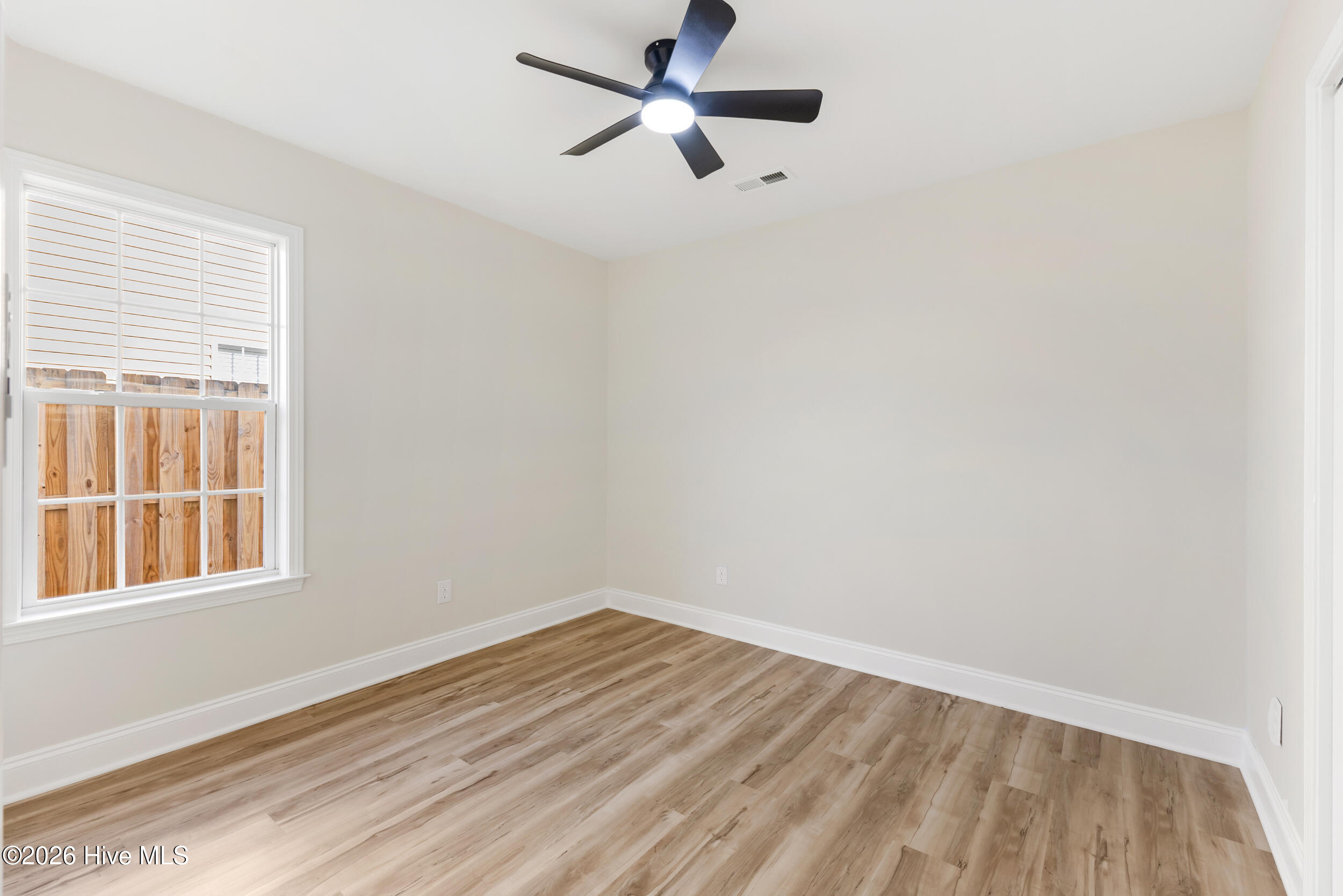 100559842 | Photo 27