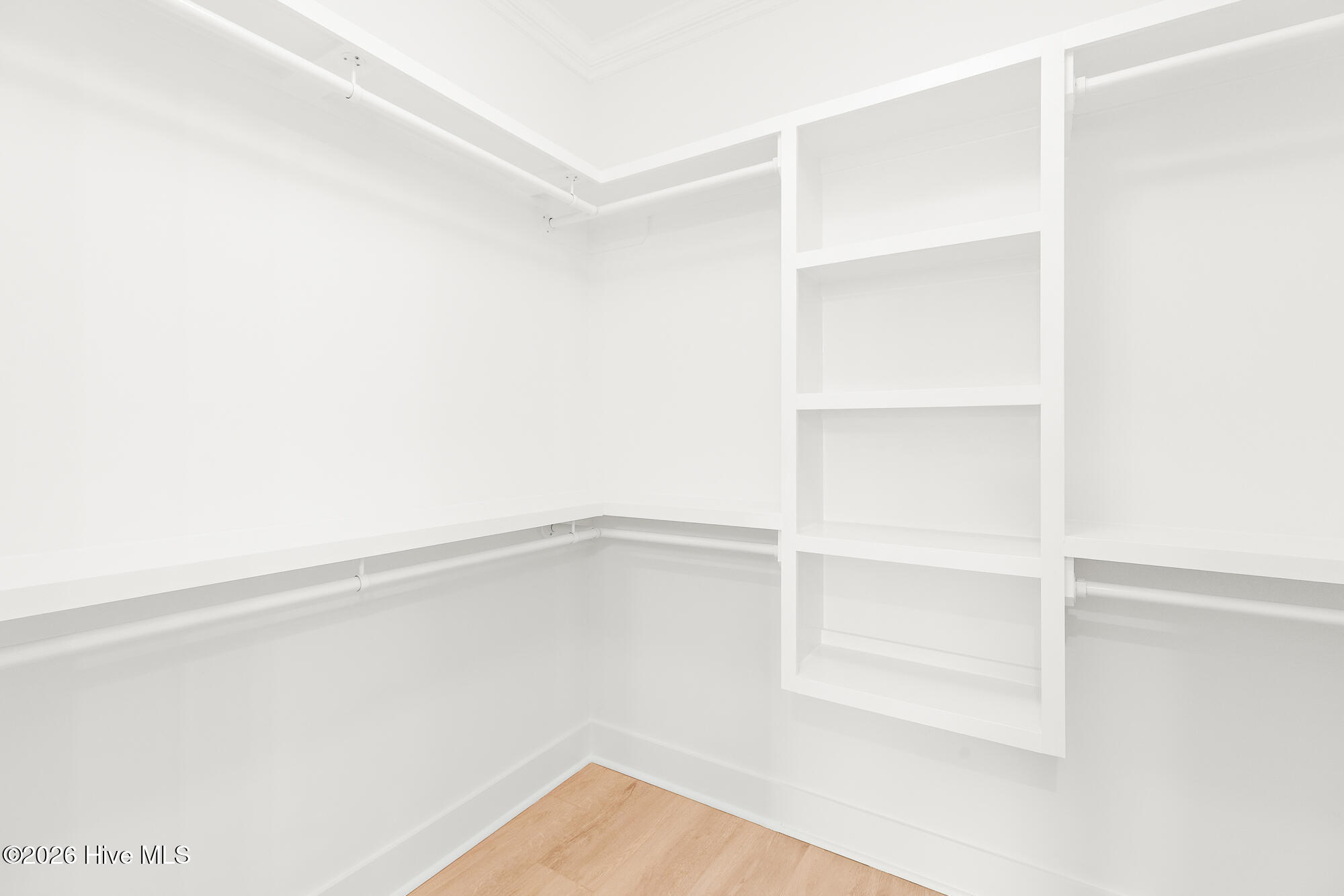 100565592 | Photo 46