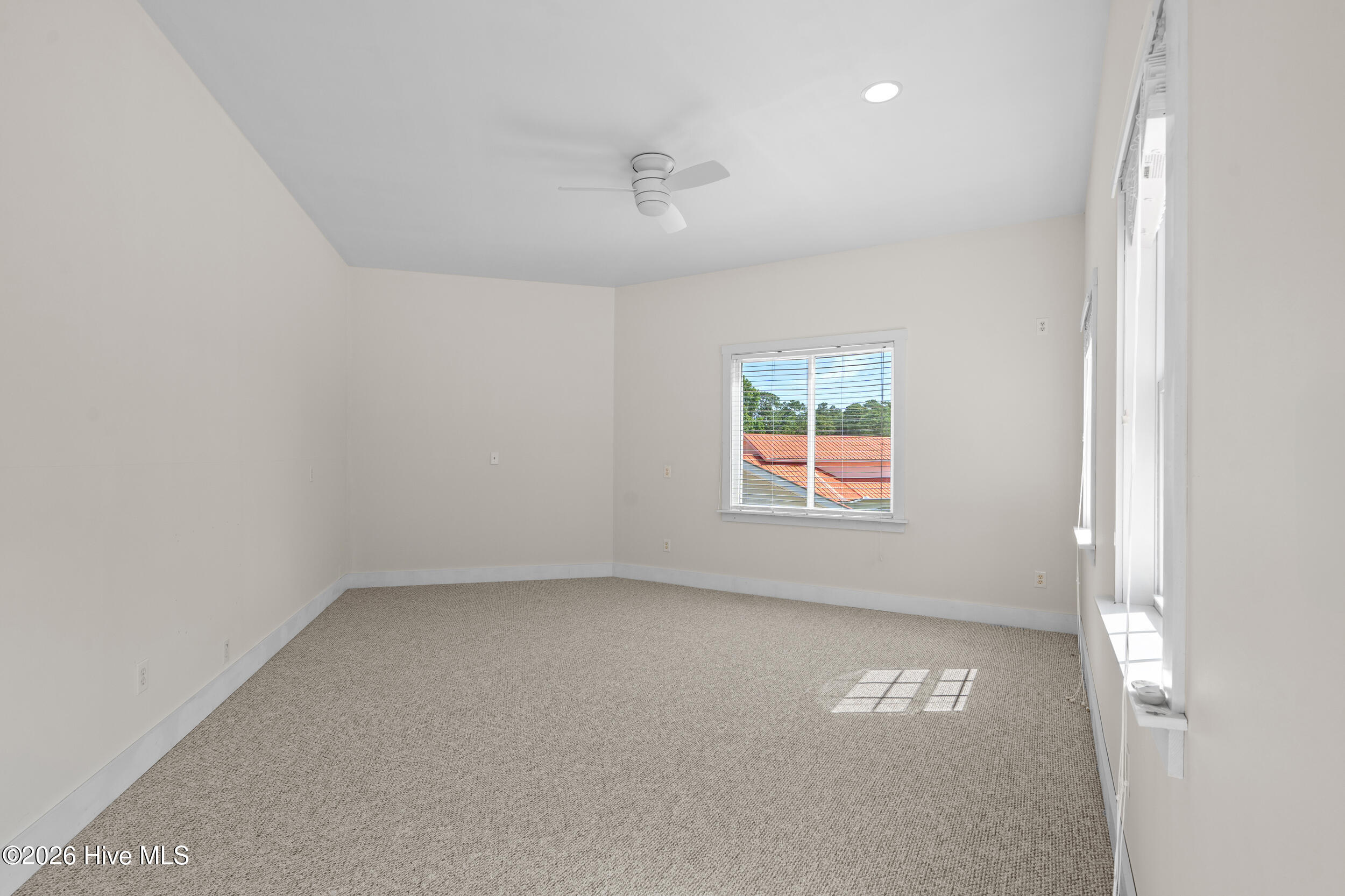 100548426 | Photo 33