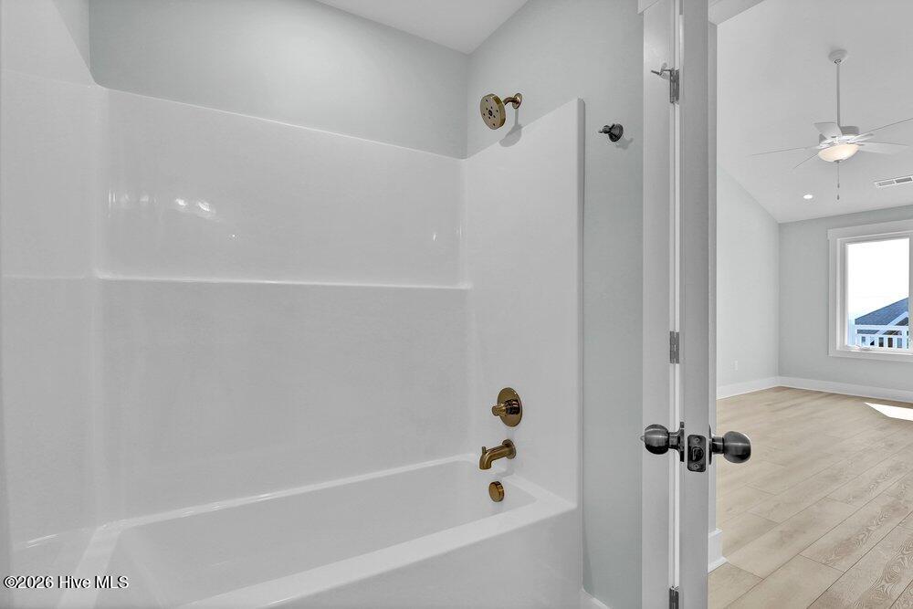 100552100 | Photo 49