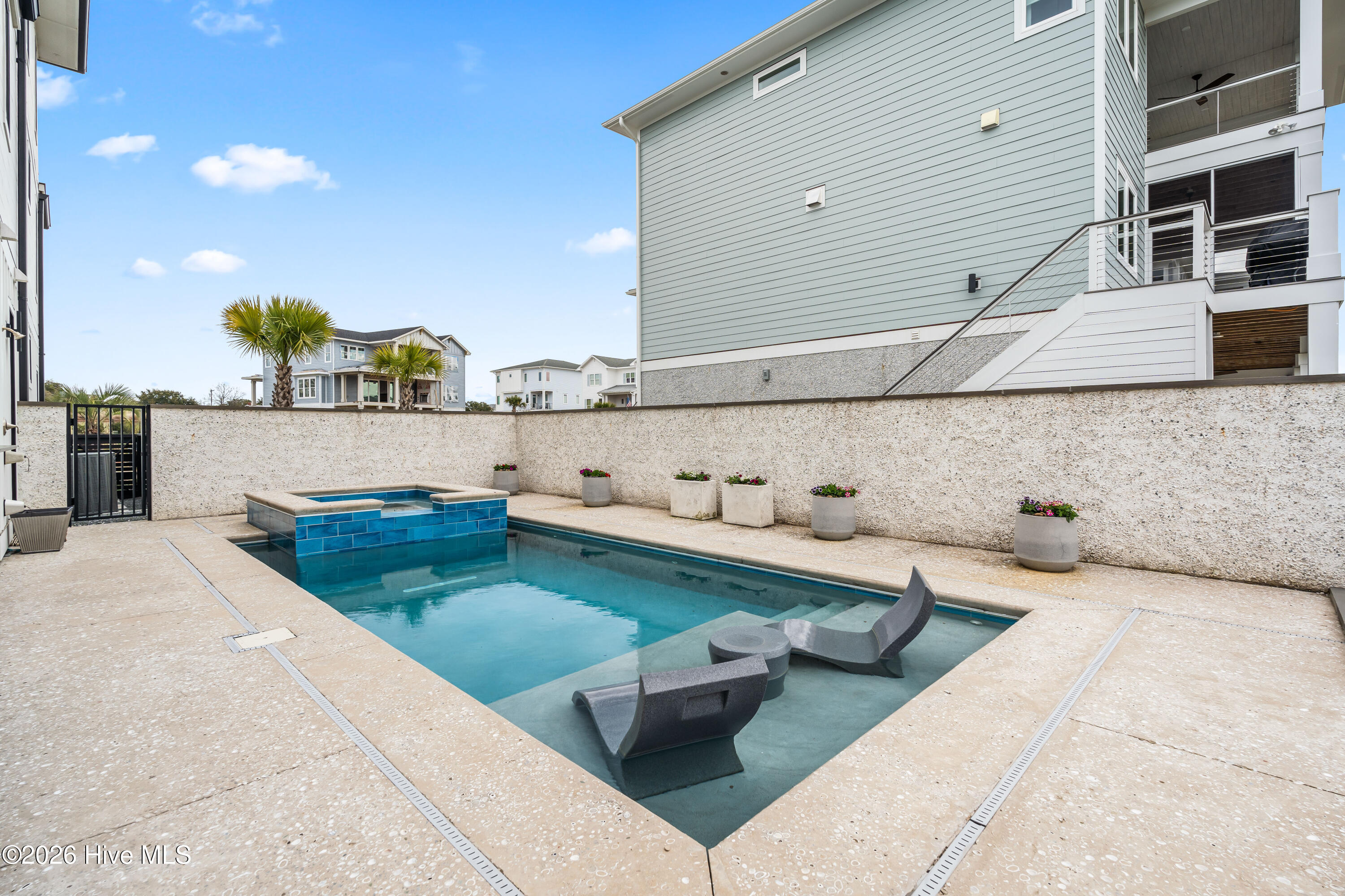 100567165 | Photo 85