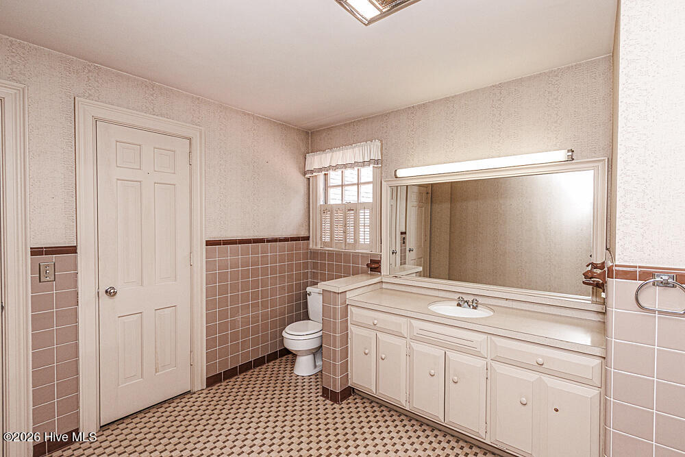 Jack n Jill bath upstairs