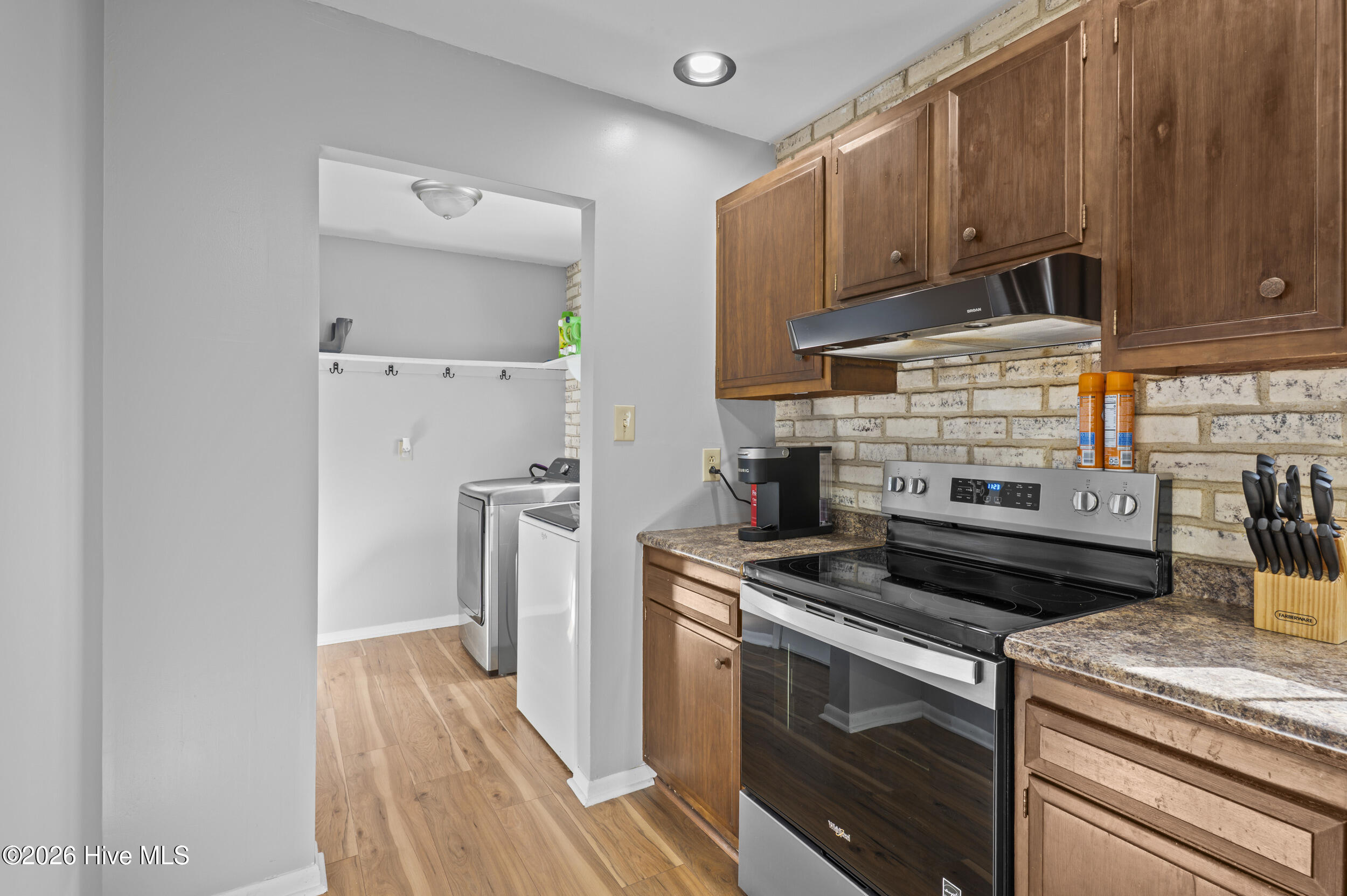 100550340 | Photo 11