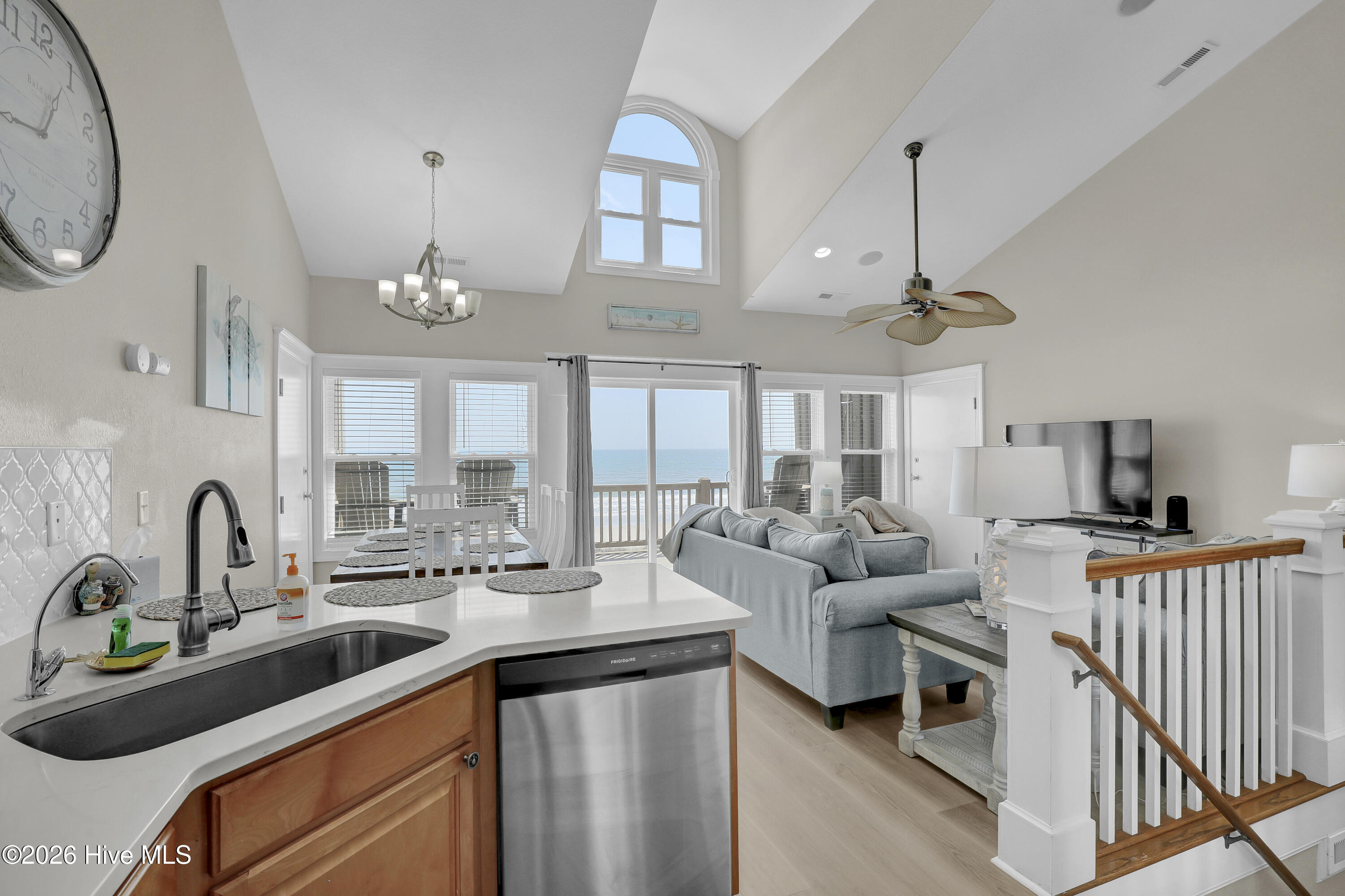 100562606 | Photo 18