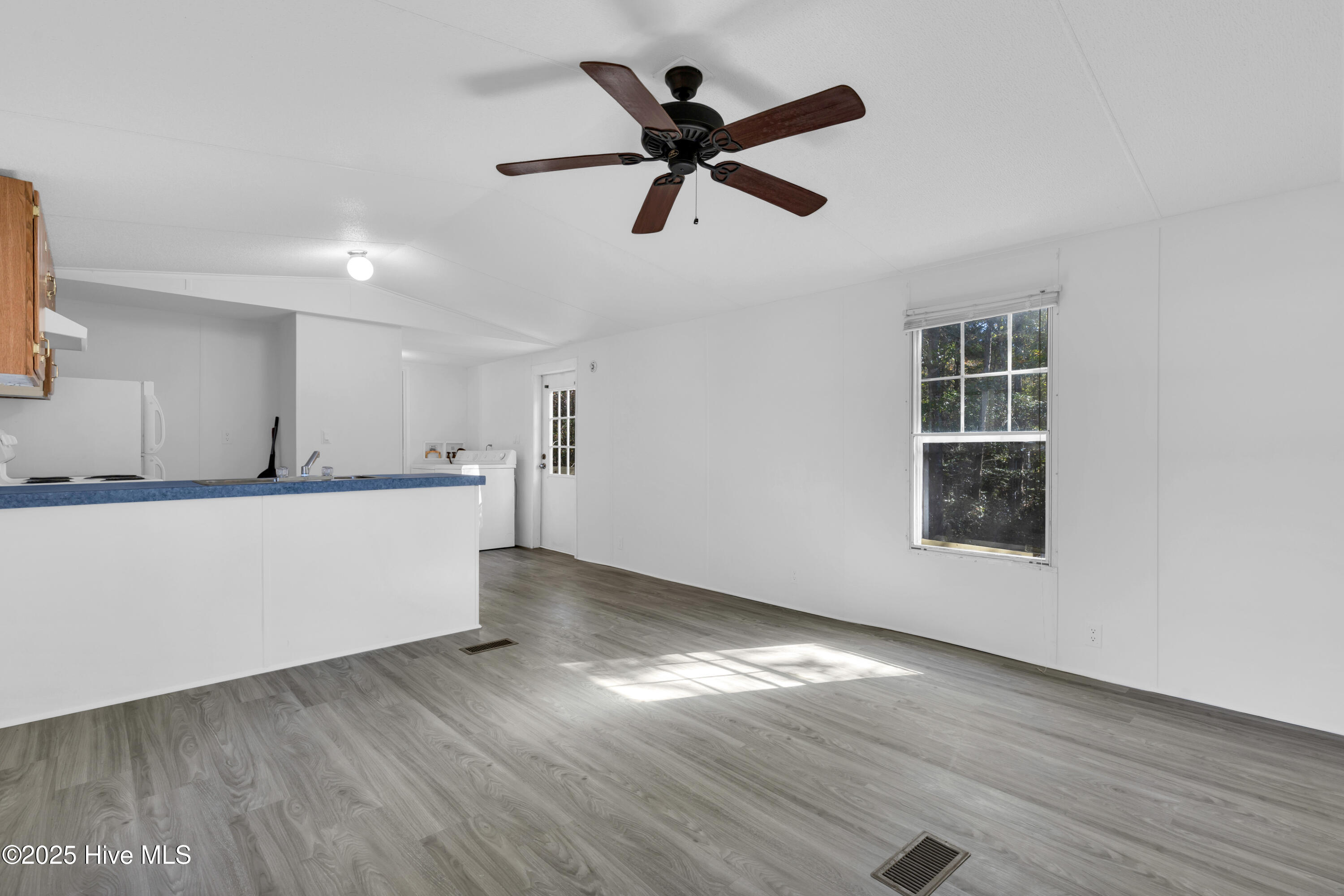 100539663 | Photo 14