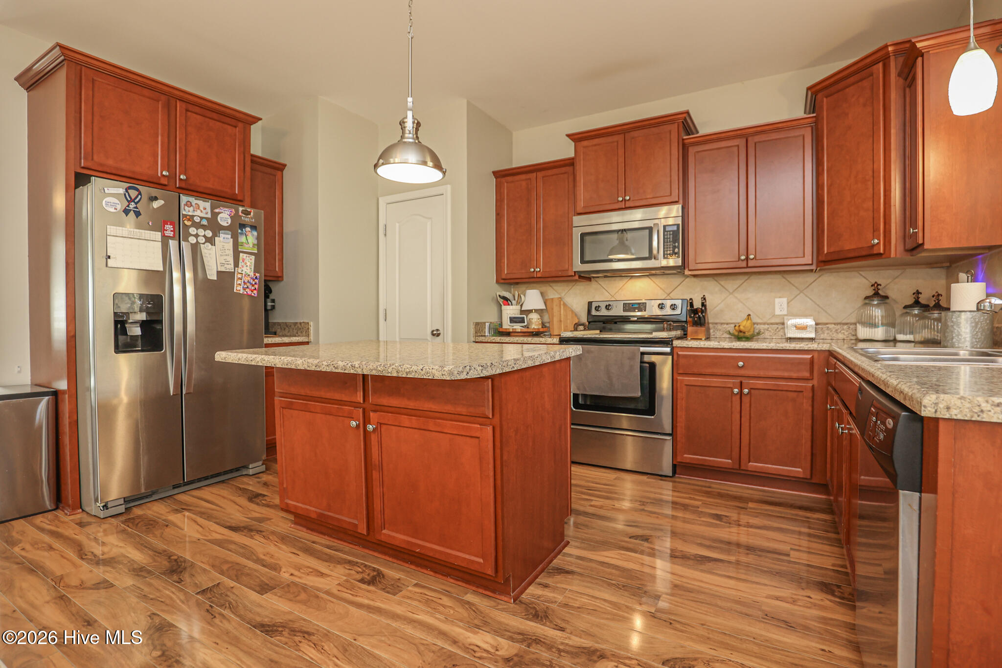 100559390 | Photo 14