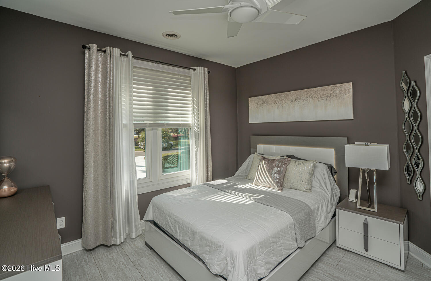 100561911 | Photo 43