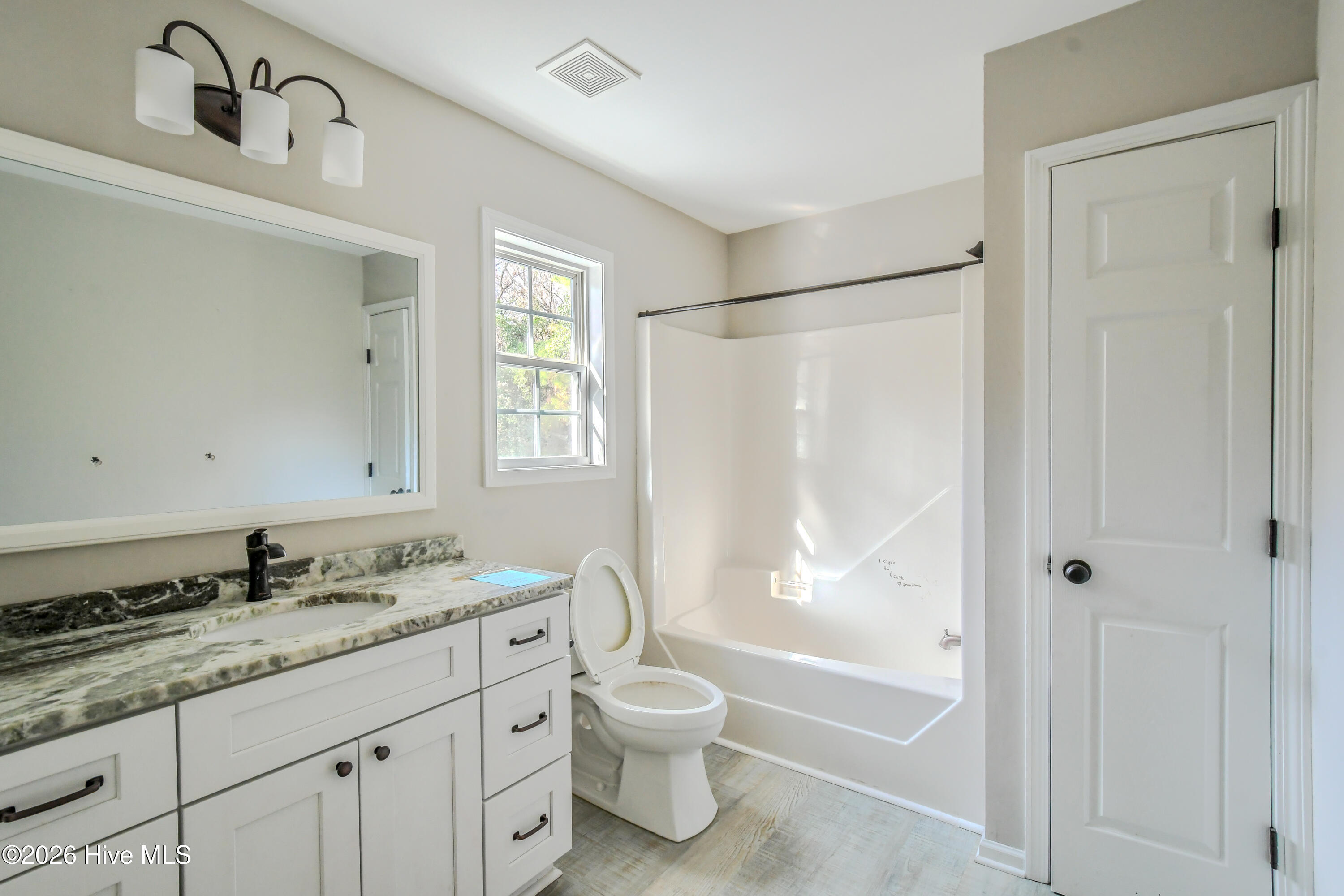 100547567 | Photo 24