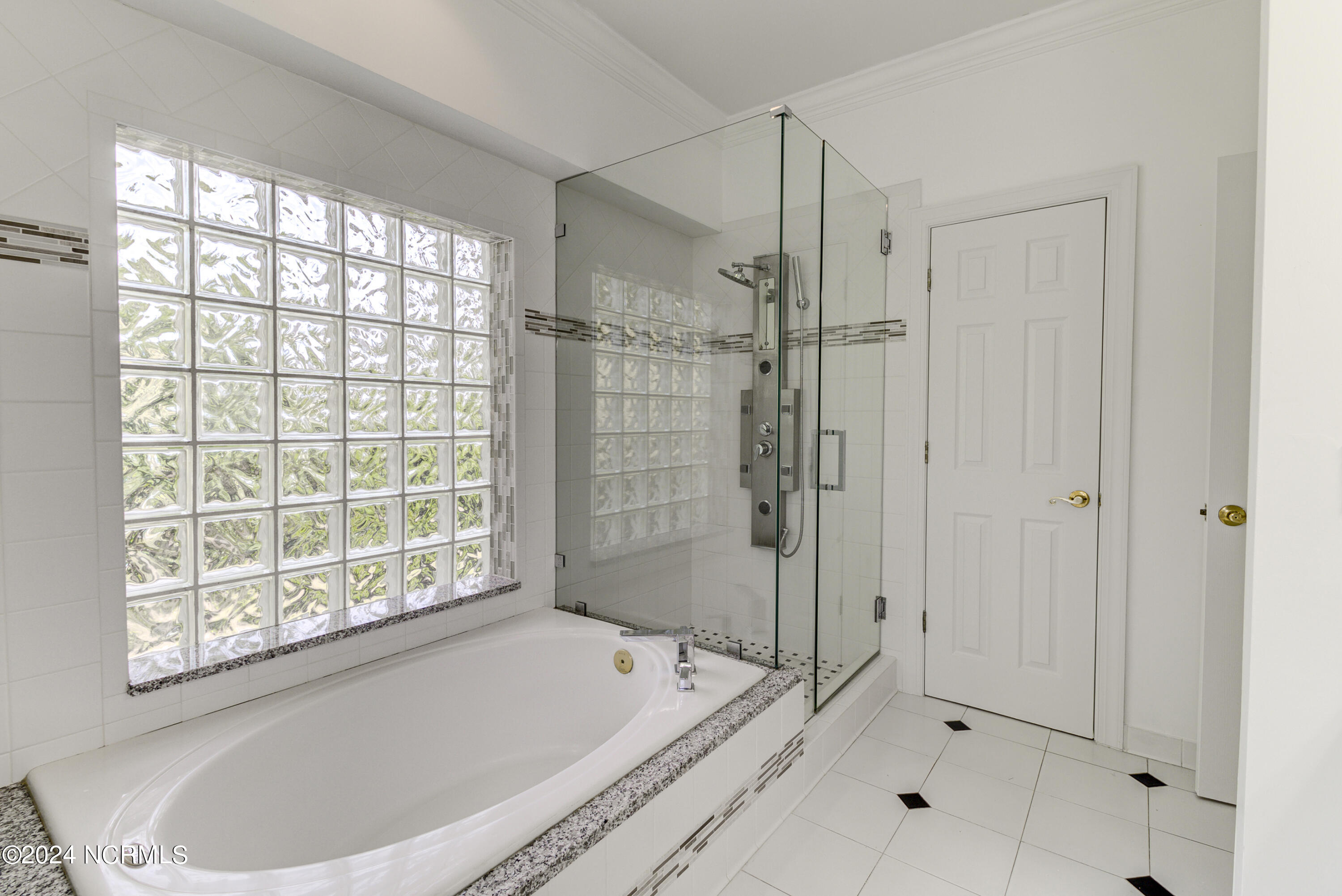 100560204 | Photo 19