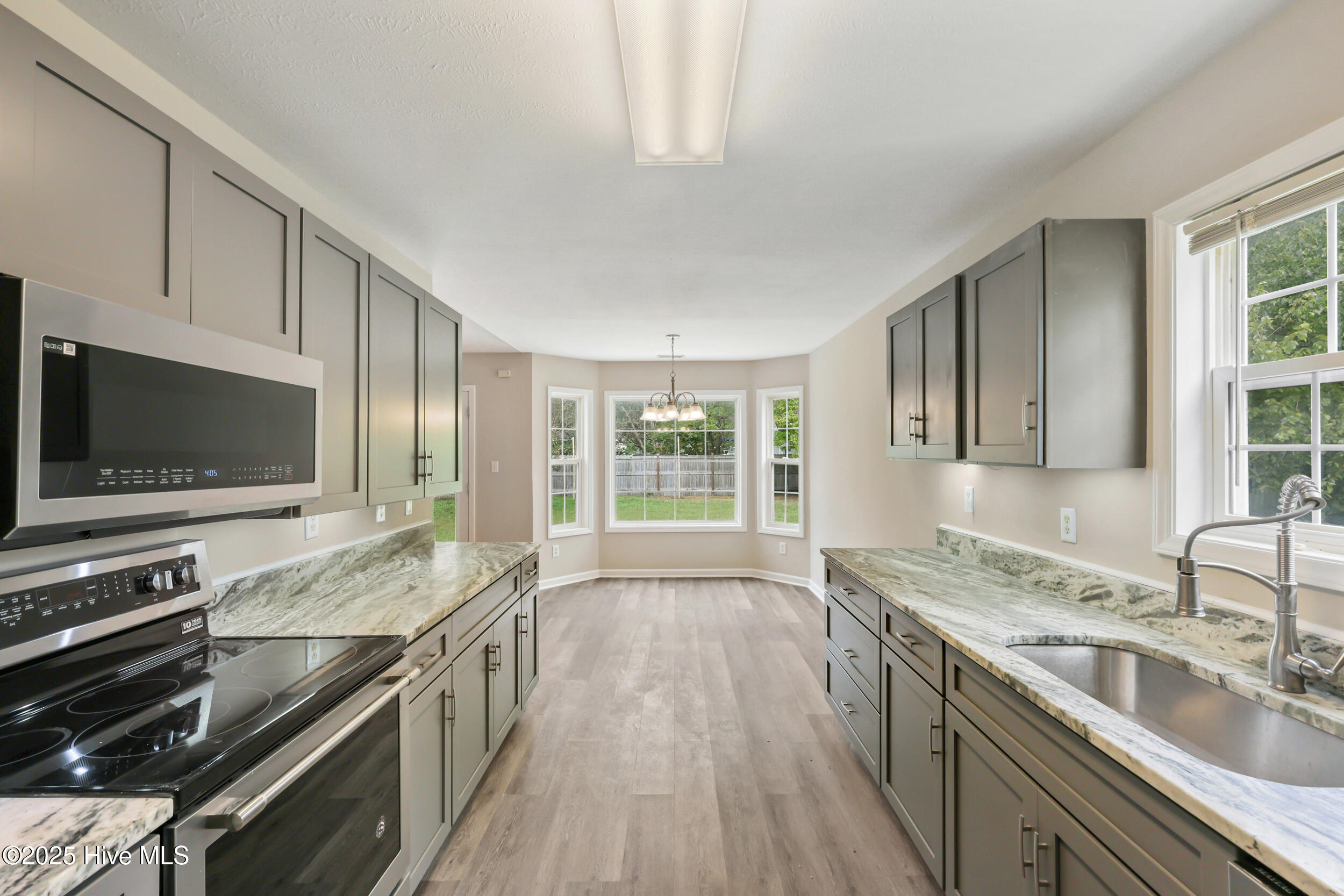 100535783 | Photo 12