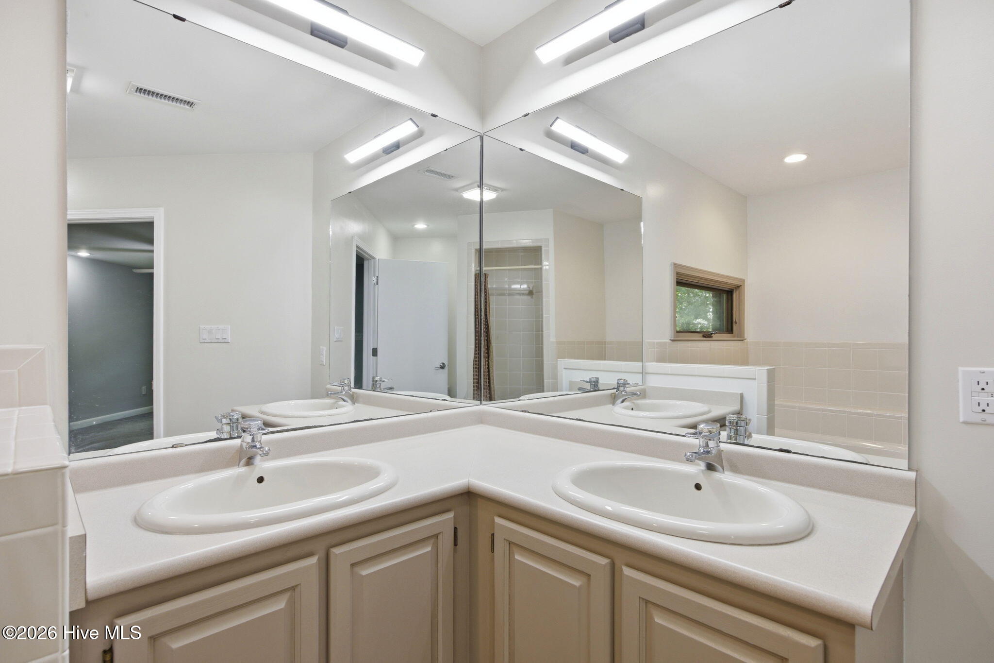 100569469 | Photo 32