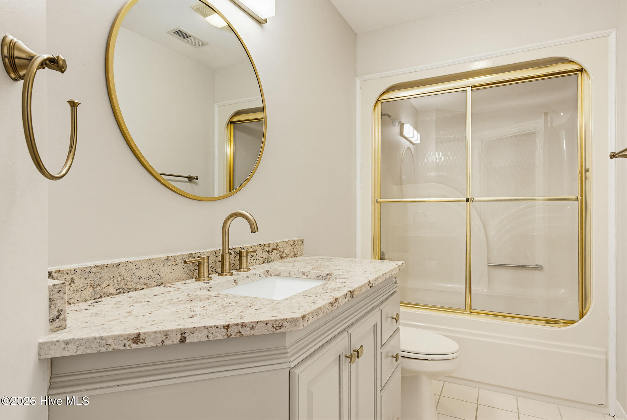 100570266 | Photo 45