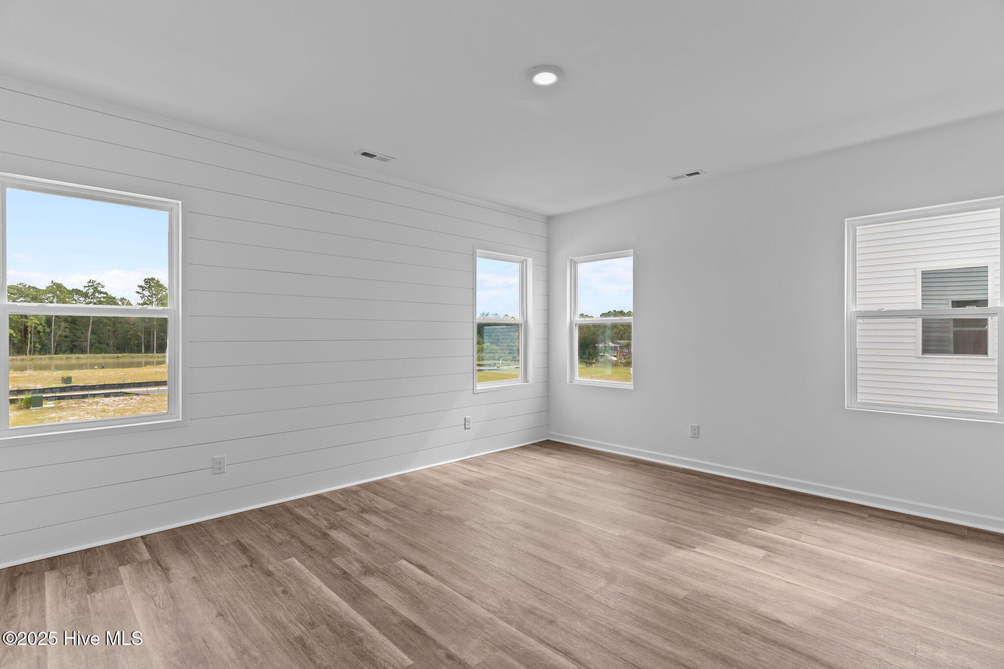 100454255 | Photo 47