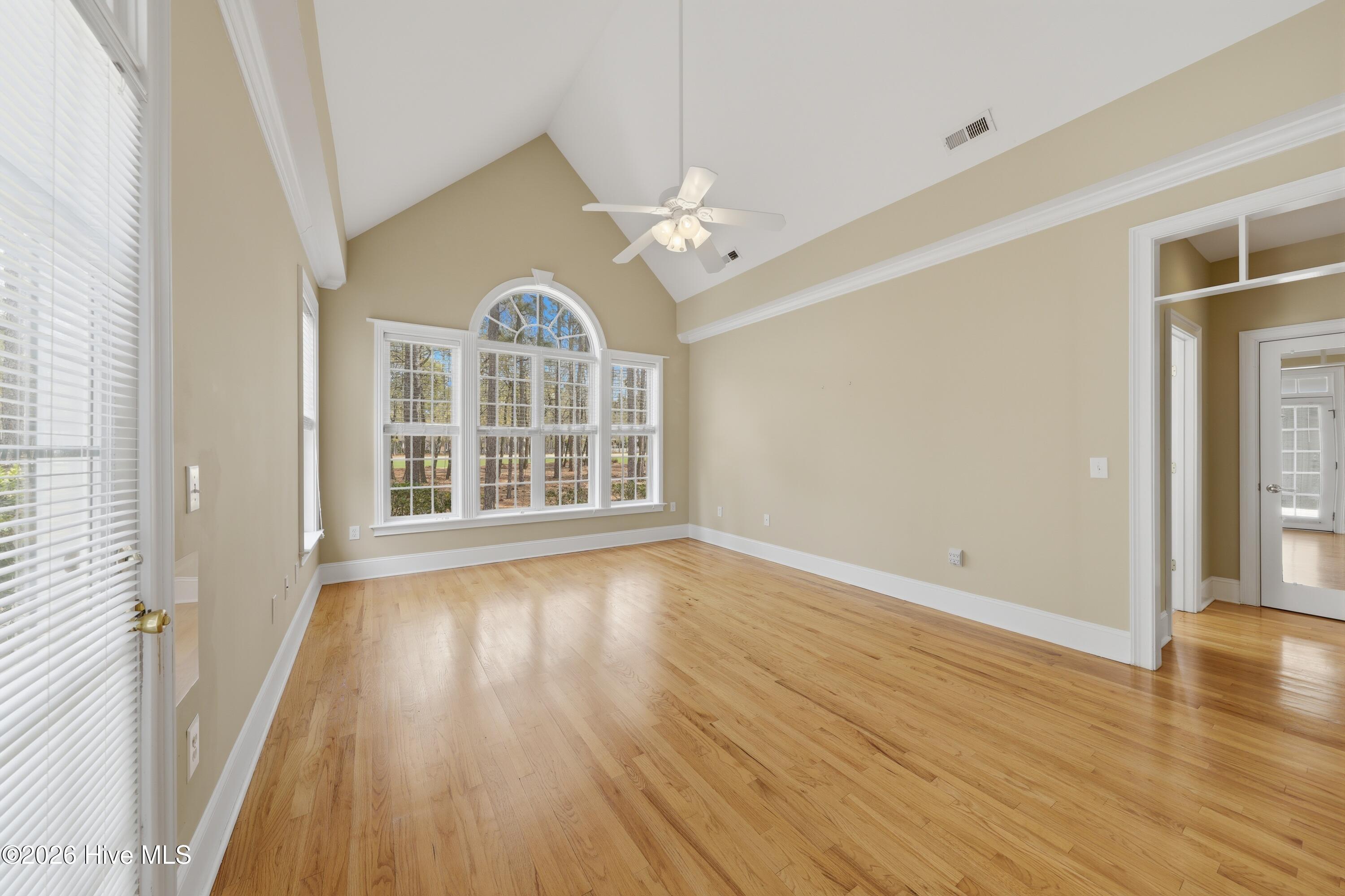 100564679 | Photo 32