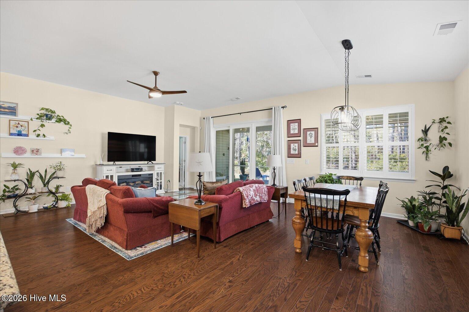 100561084 | Photo 12