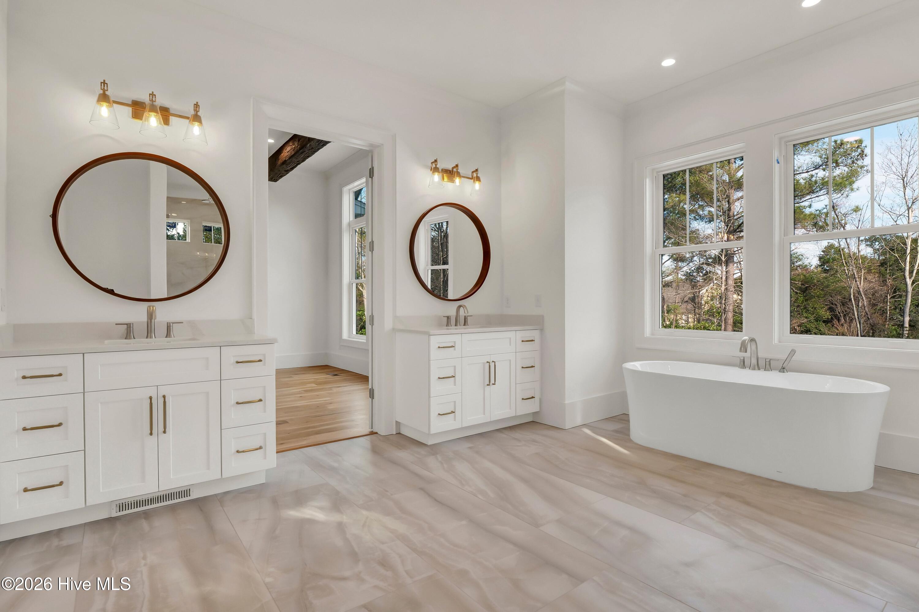 100553648 | Photo 22