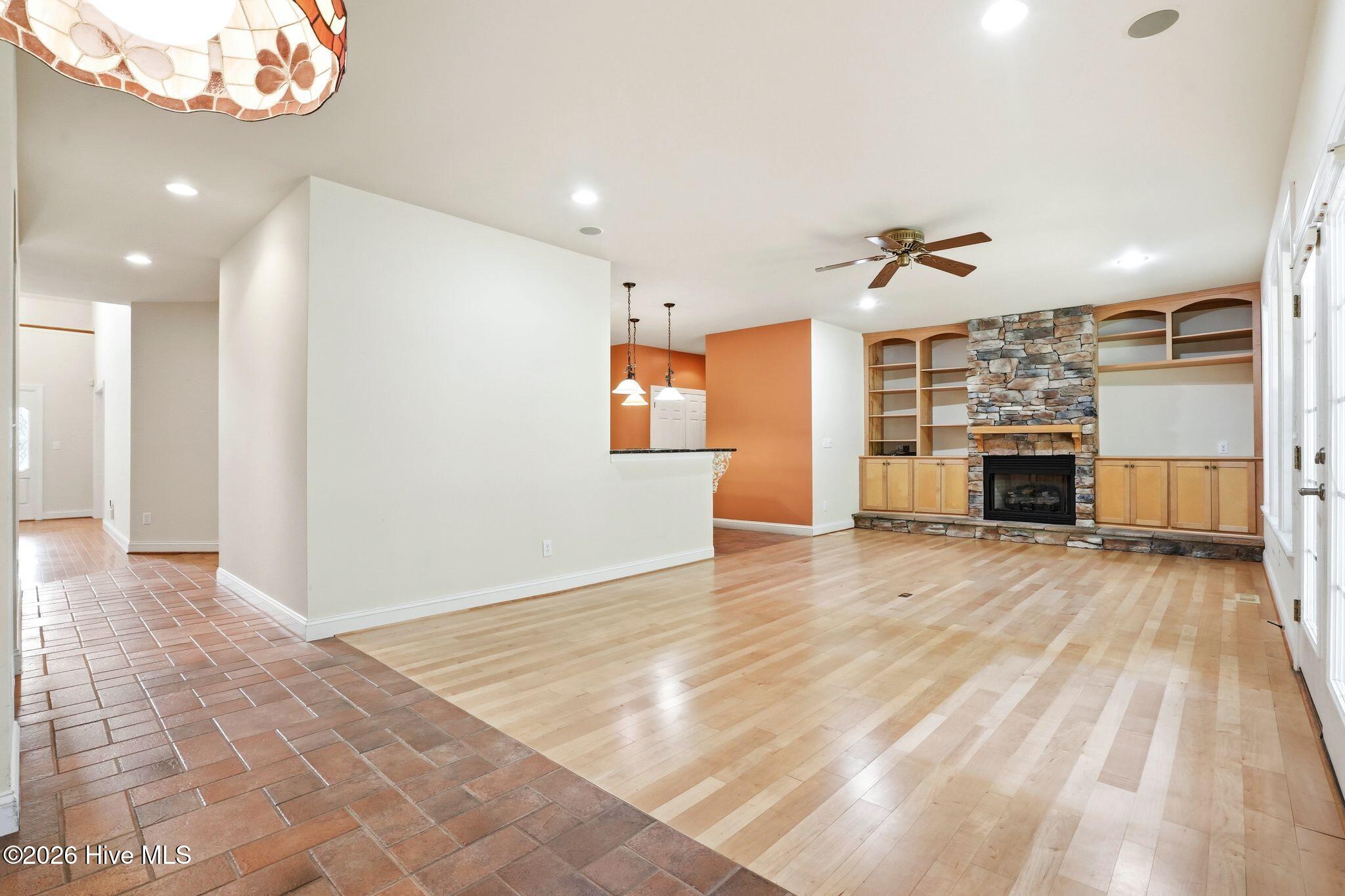 100563594 | Photo 19