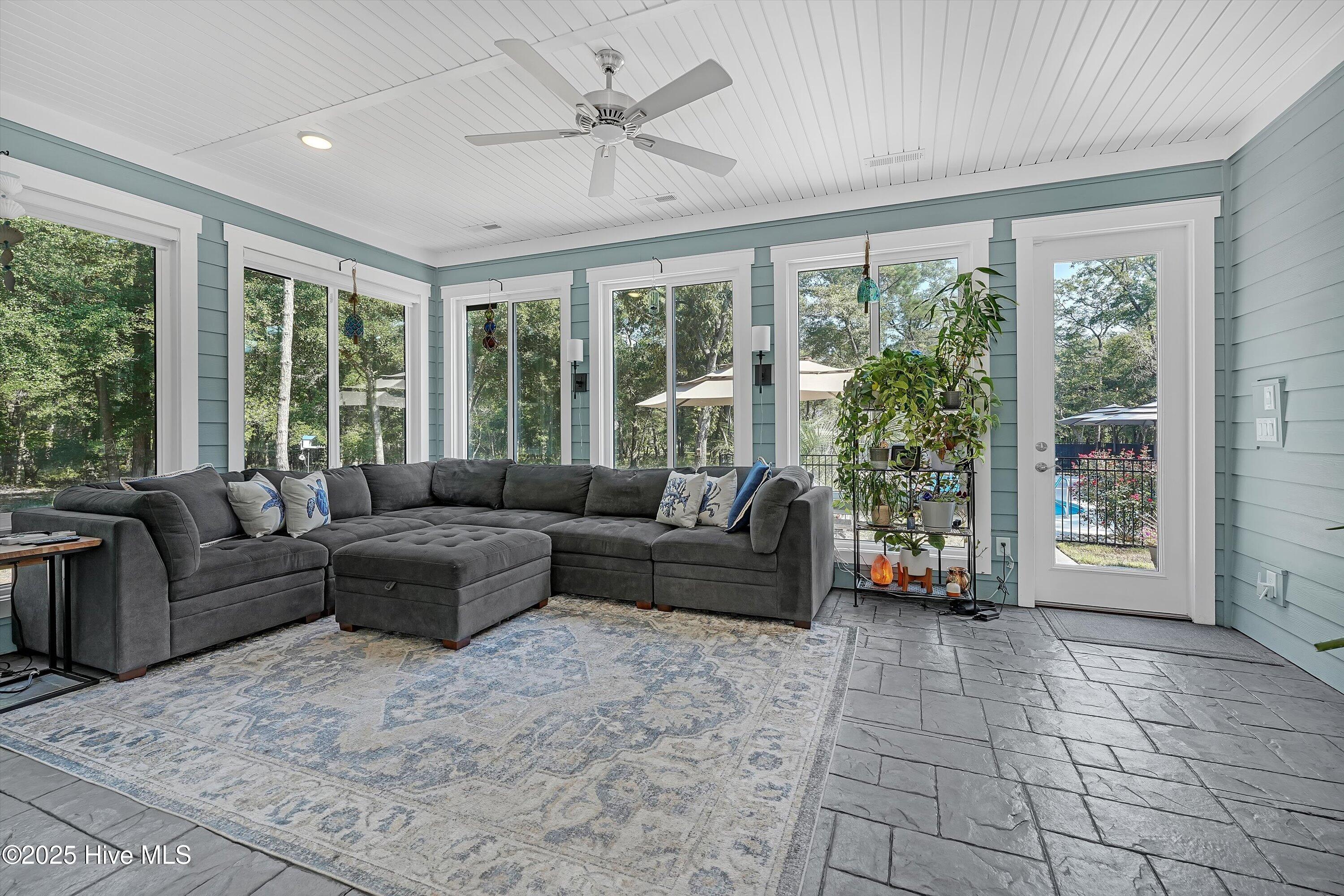 100526199 | Photo 19