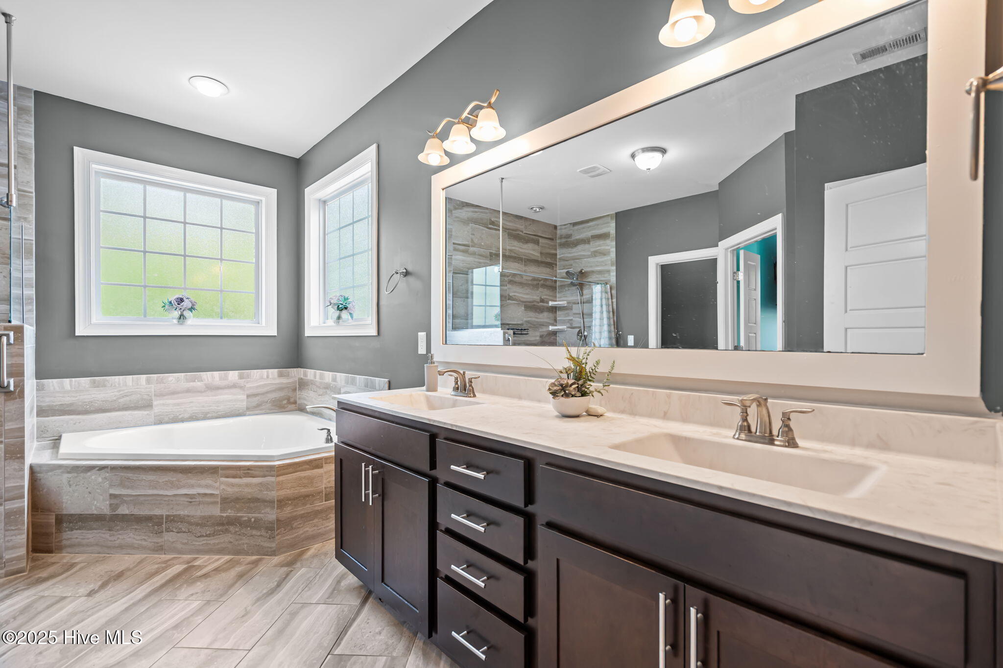 100525866 | Photo 40