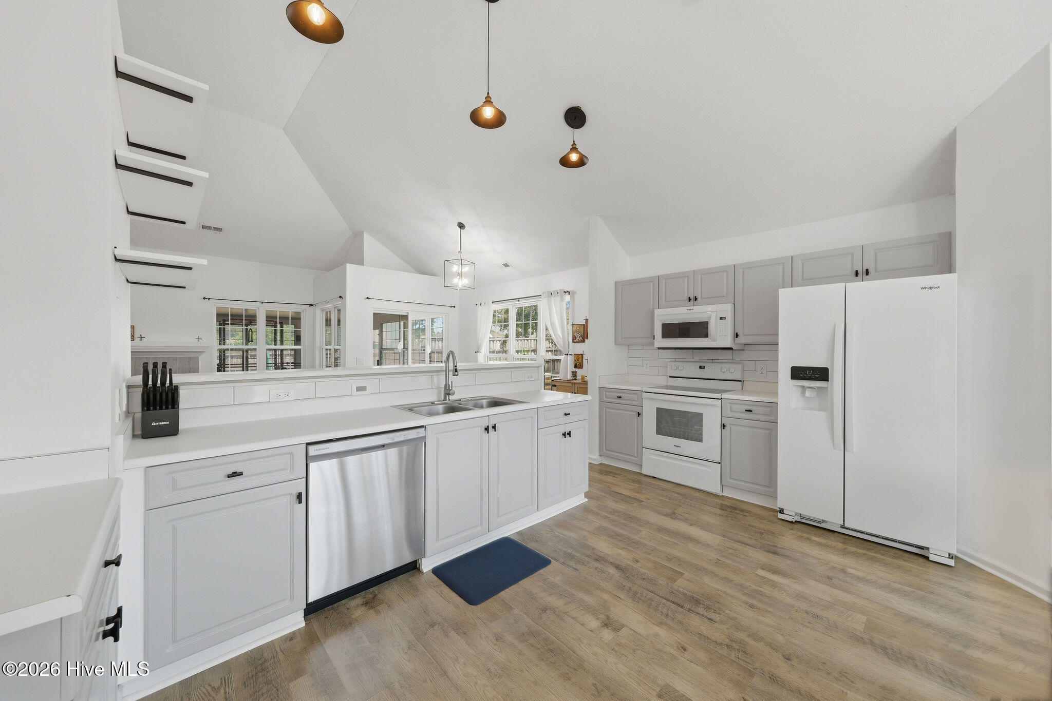 100568972 | Photo 14