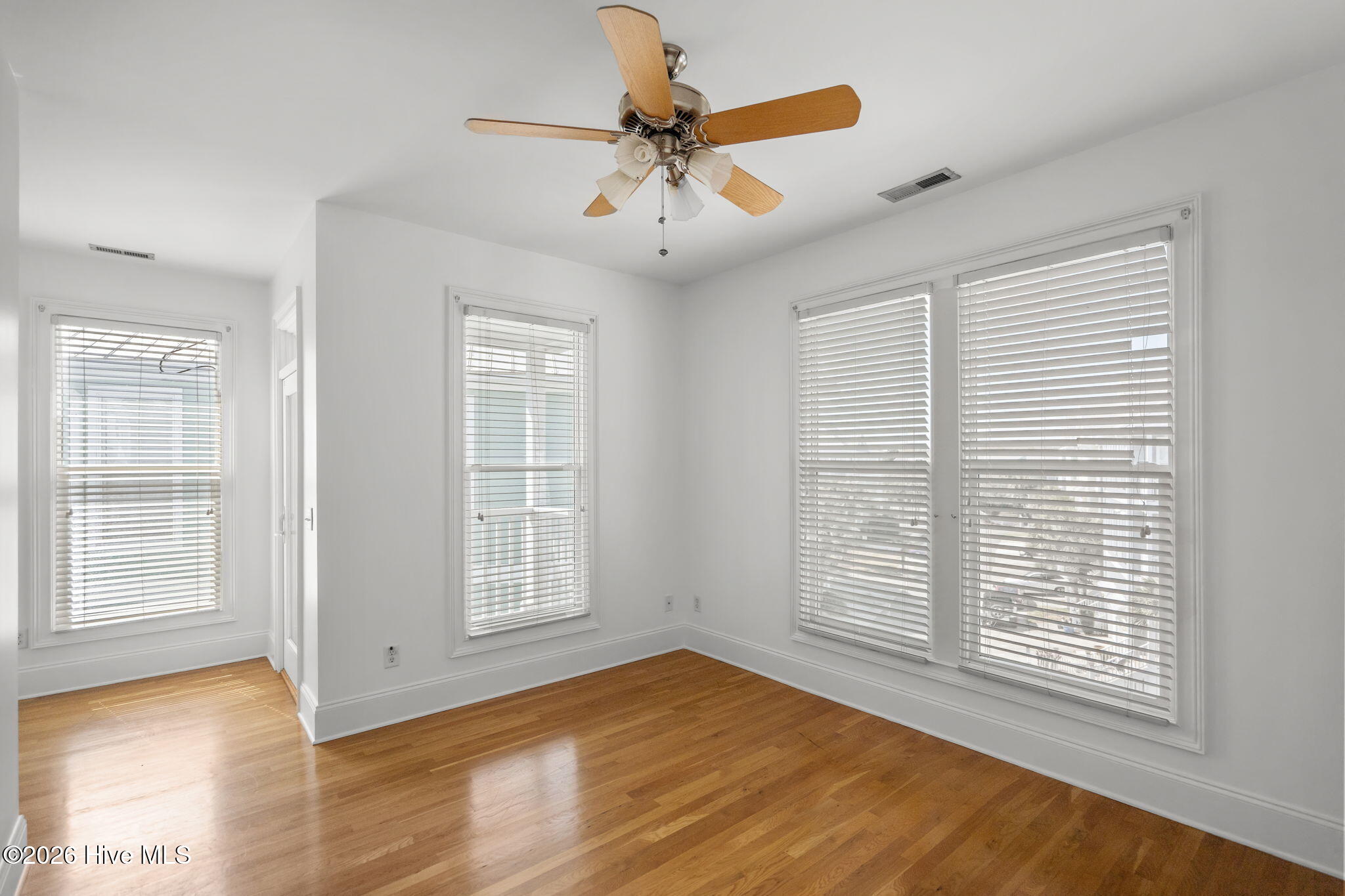 100560012 | Photo 30