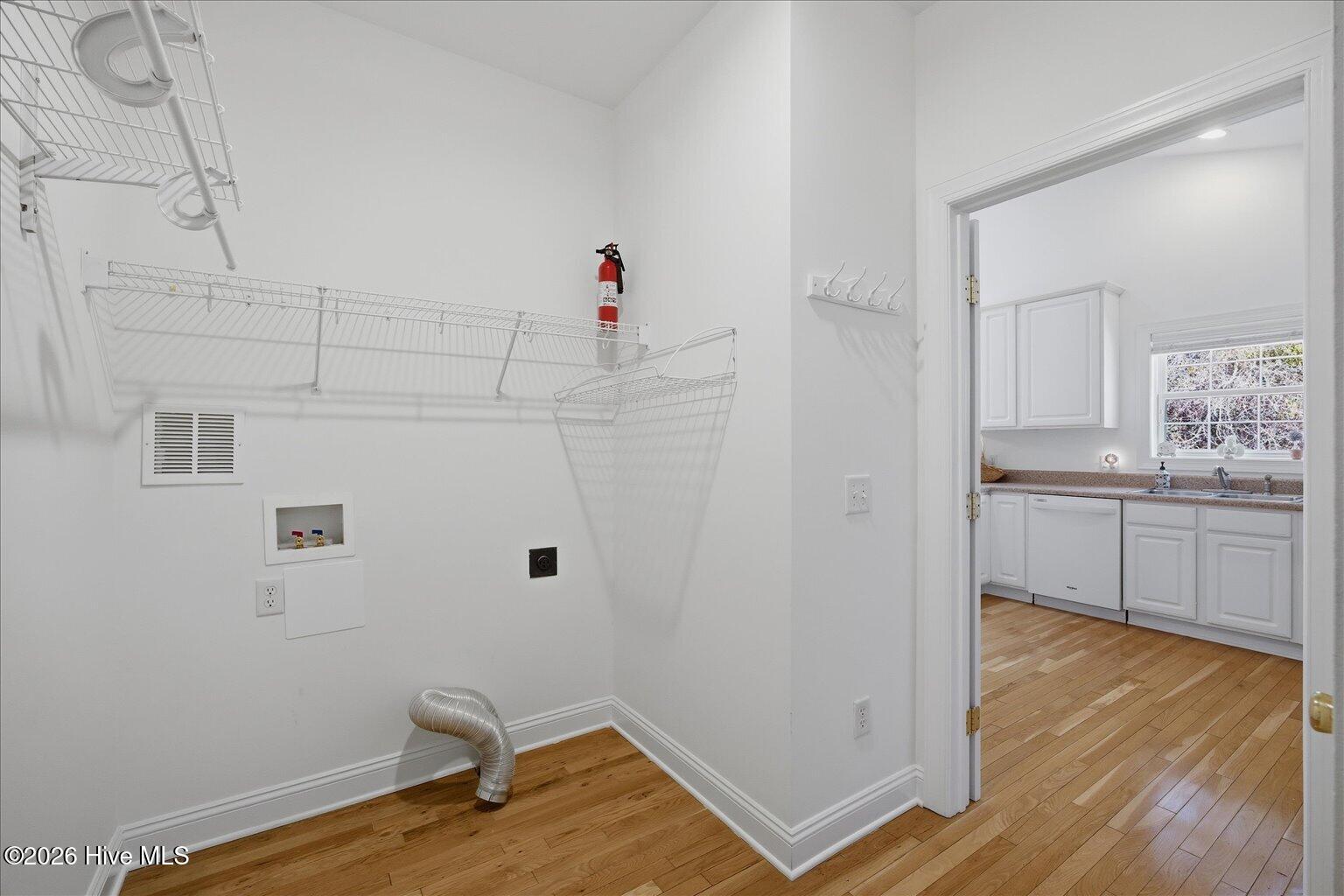 100564085 | Photo 24