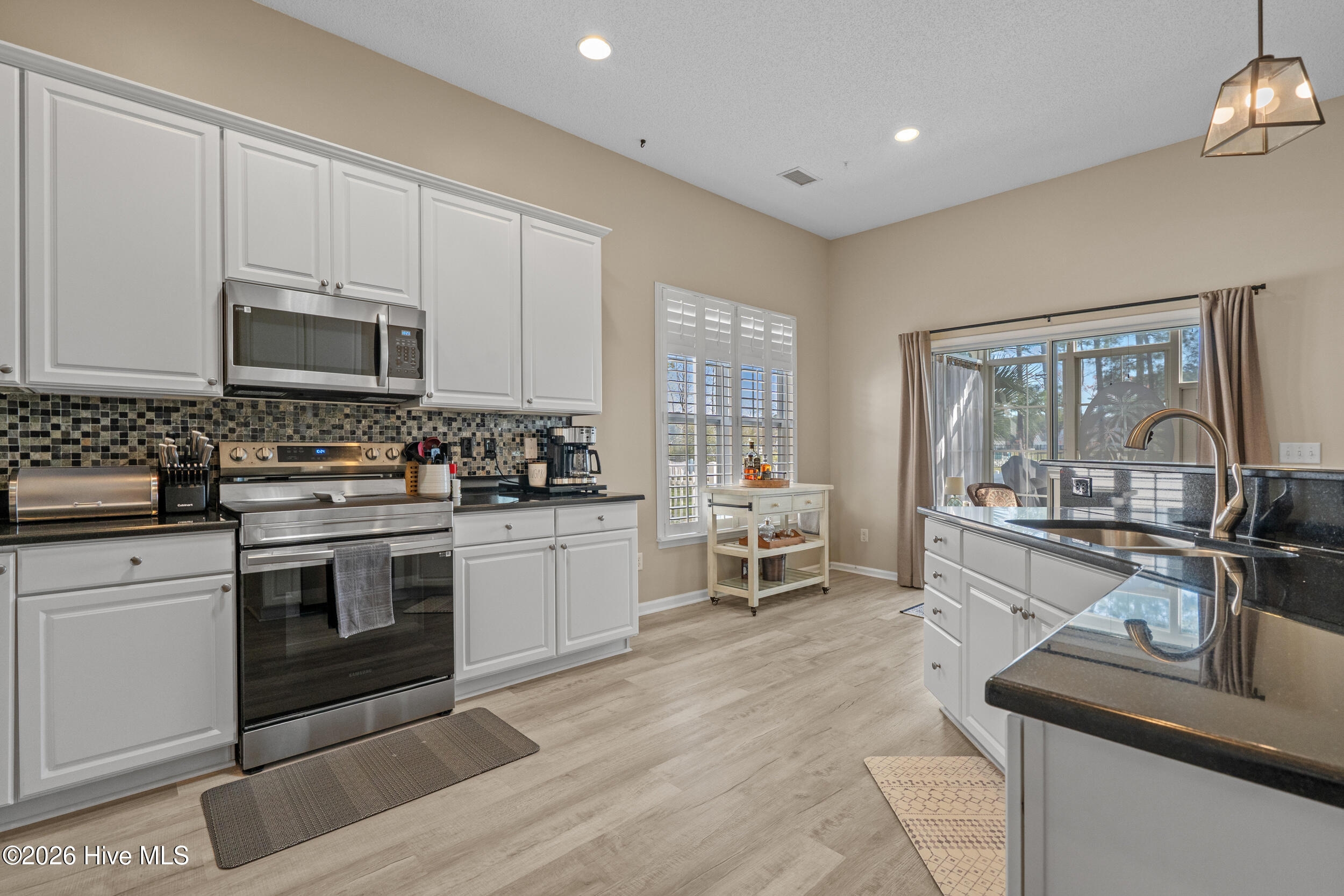 100562185 | Photo 13