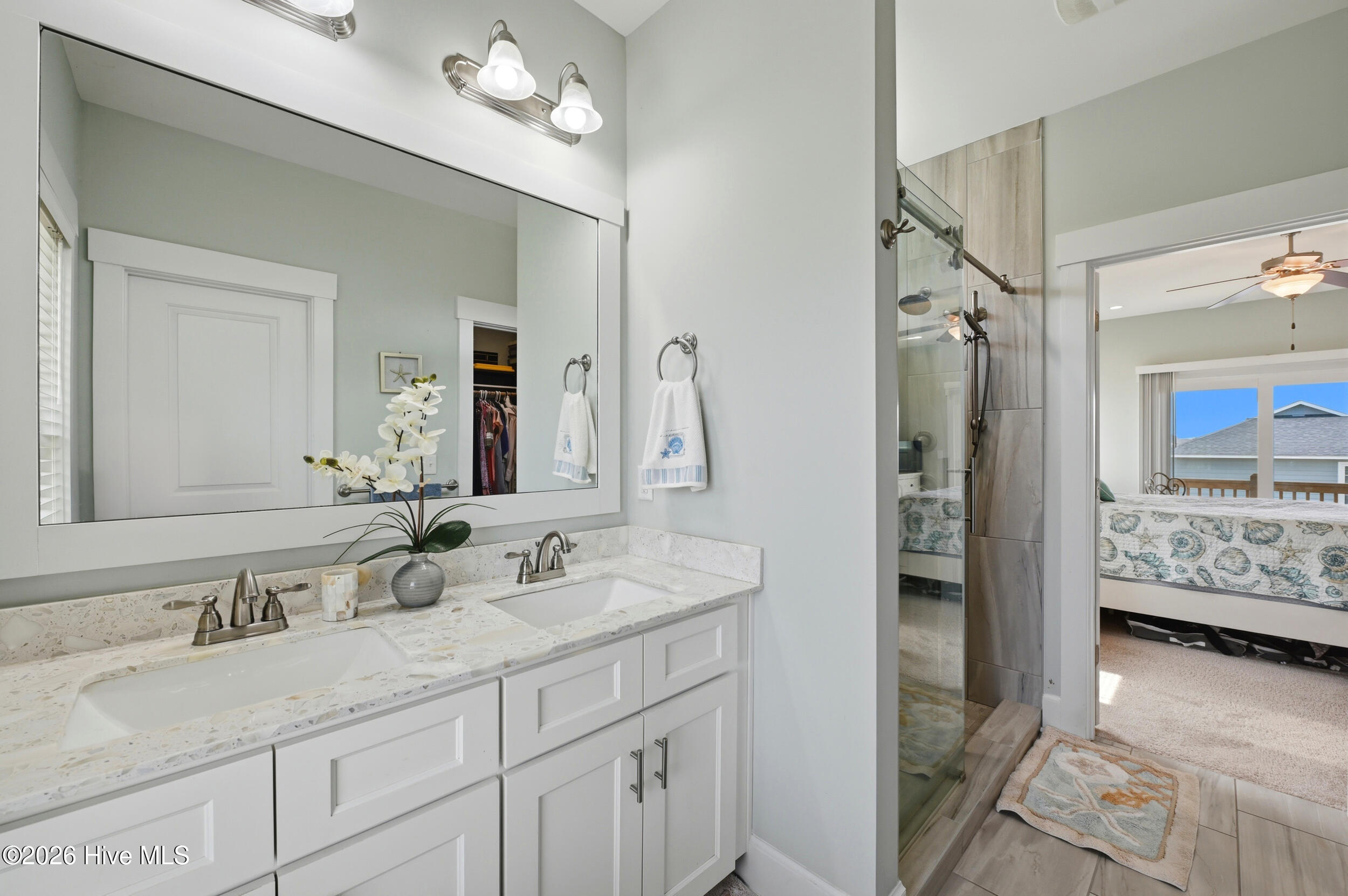 100566113 | Photo 23