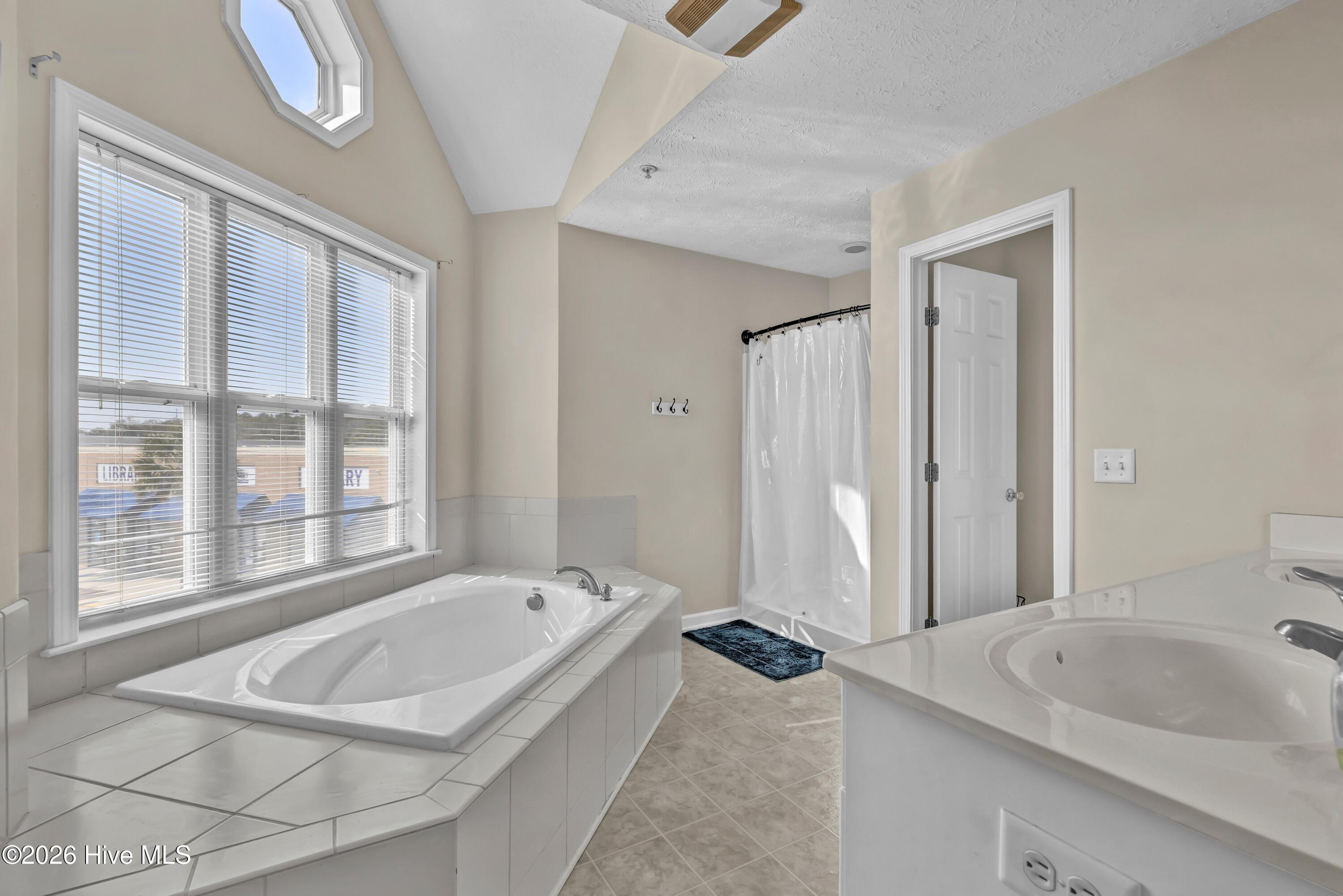 100554919 | Photo 14