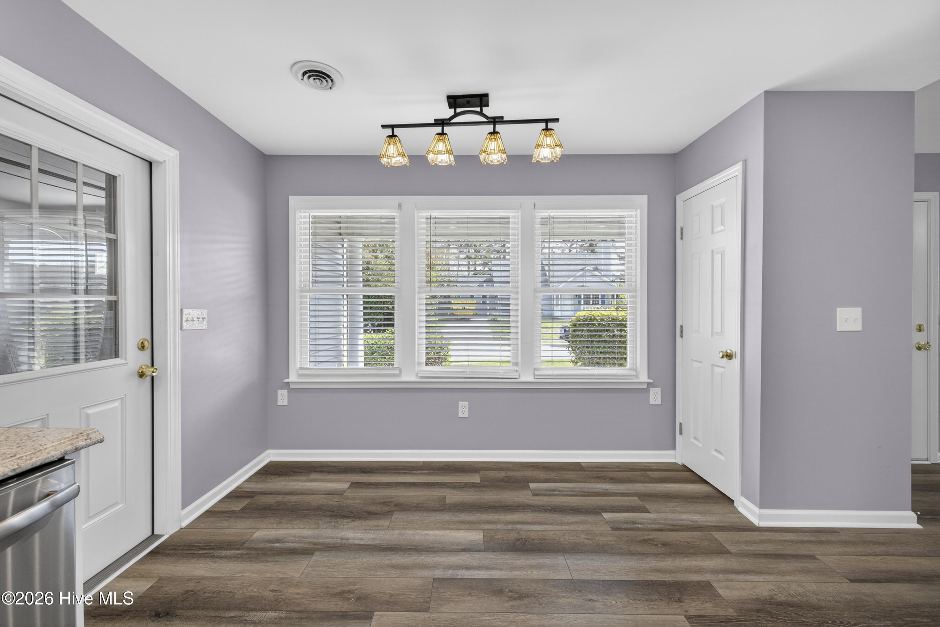 100563145 | Photo 11