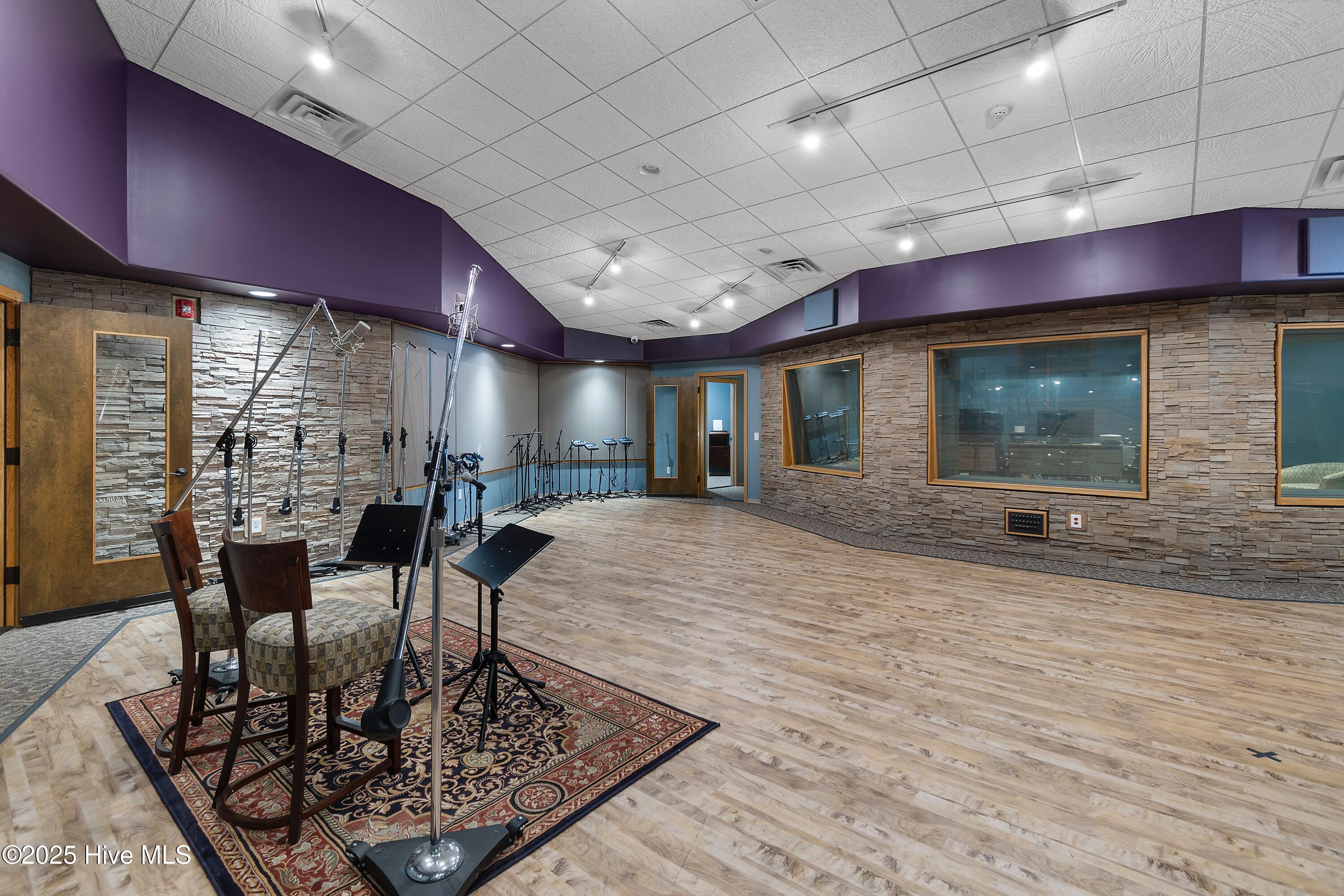 100491717 | Photo 52