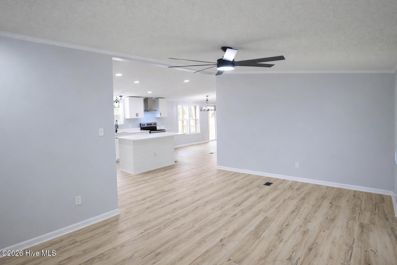 100567859 | Photo 21