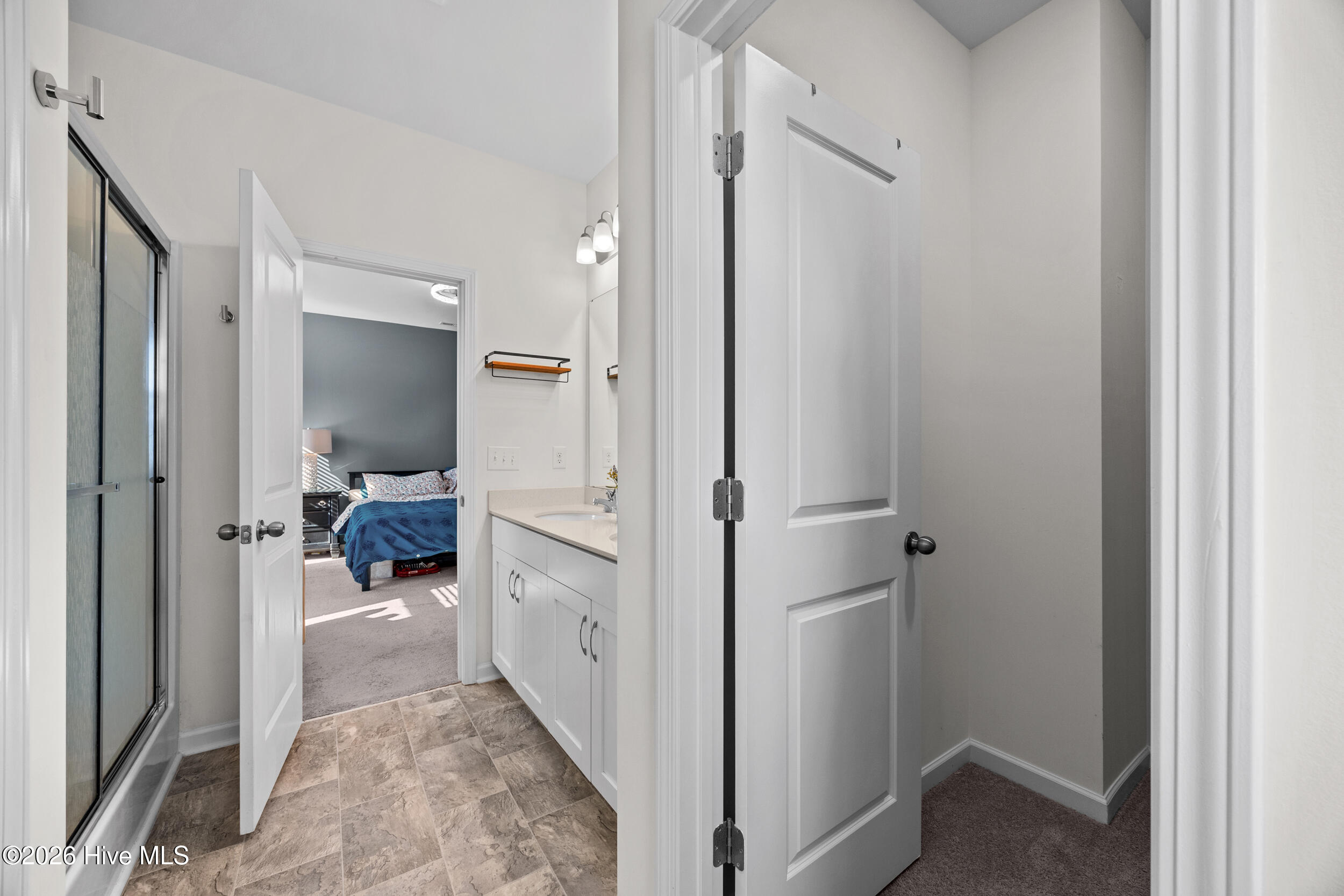 100568989 | Photo 23