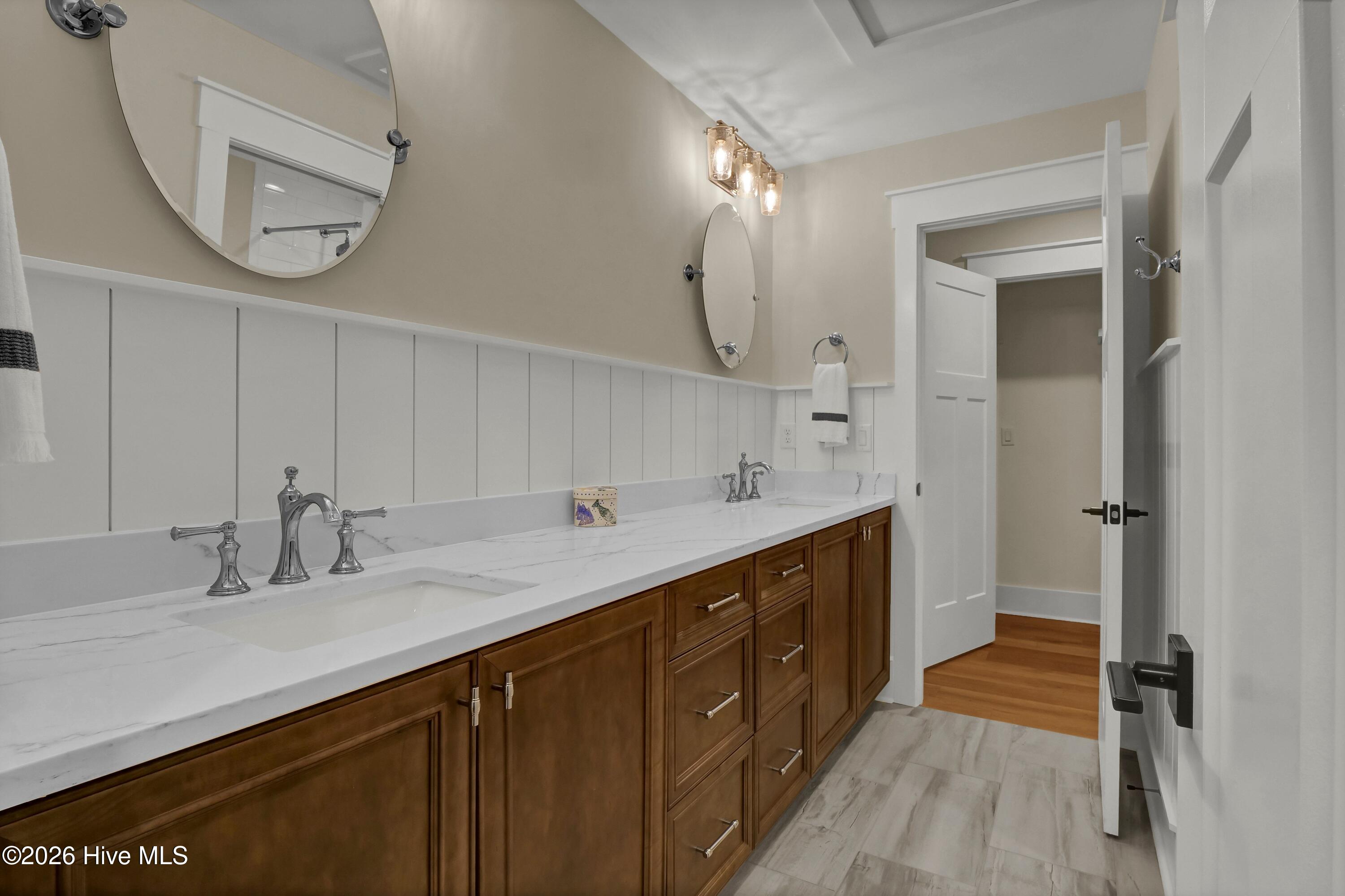 100566298 | Photo 41